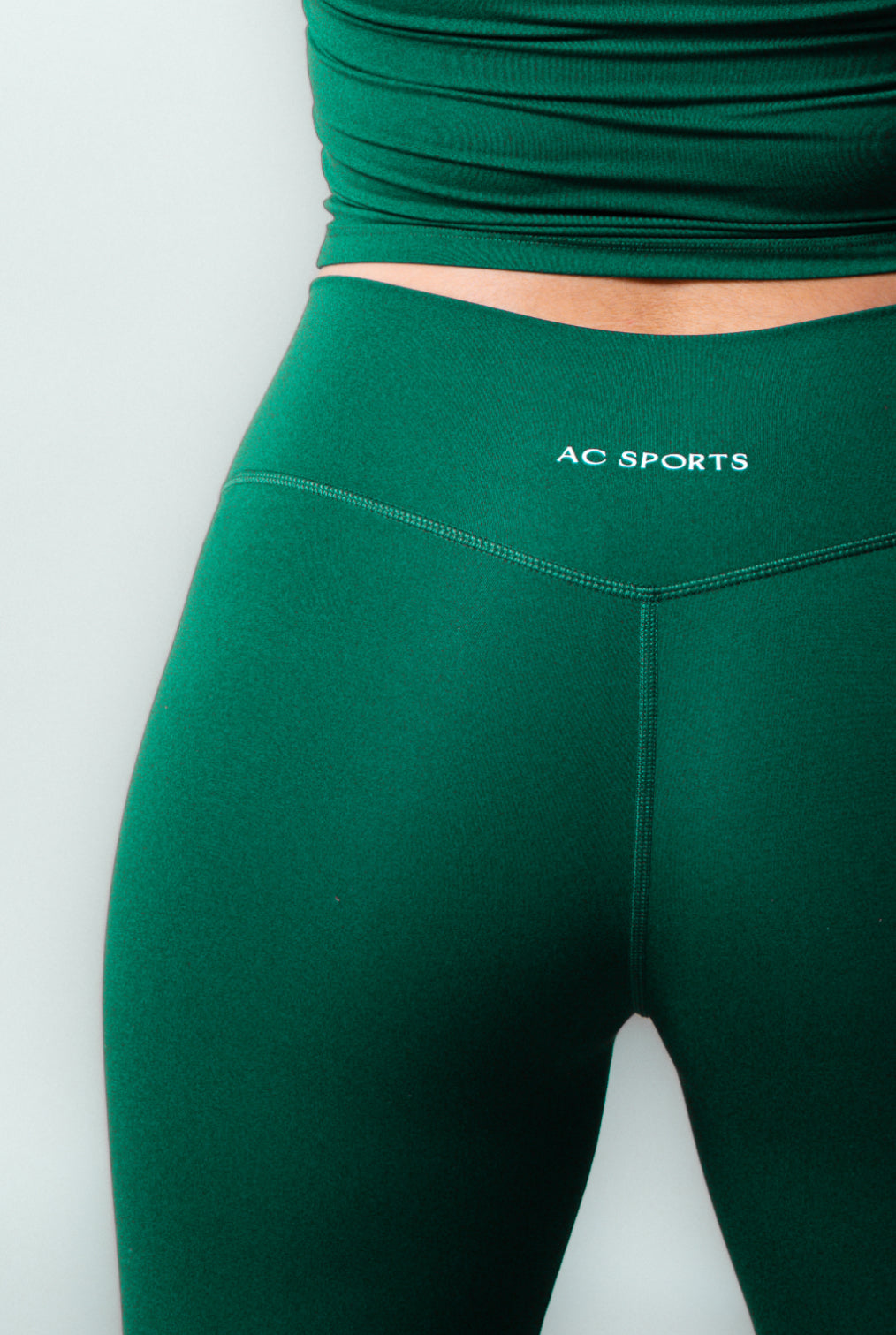 Leggings deportivos verdes AC Sports, cintura alta y ajuste al cuerpo, vista posterior con logo en la pretina