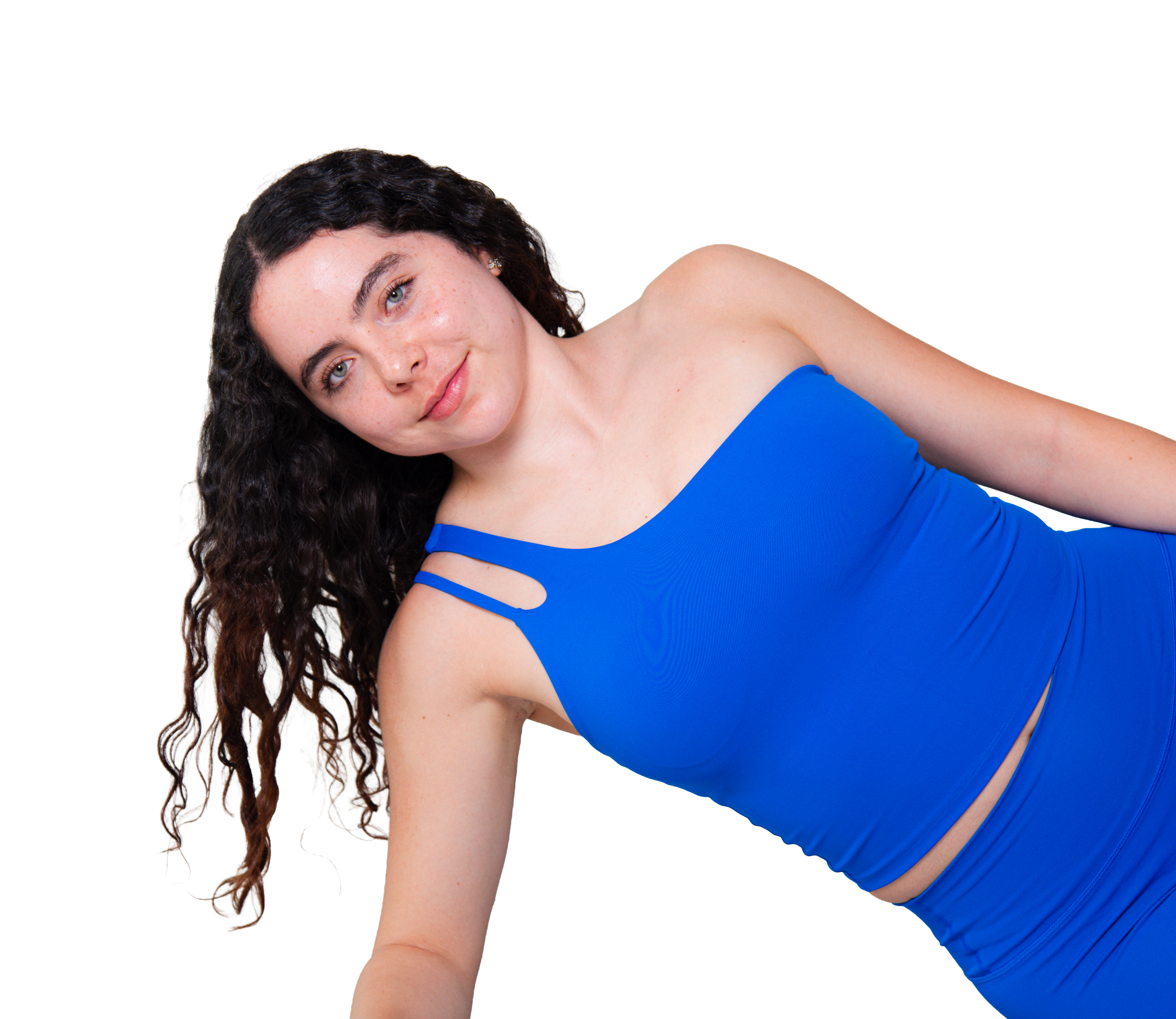 Modelo femenina usando top deportivo azul AC Sports, ropa deportiva diseñada para cuerpos reales y movimiento diario
