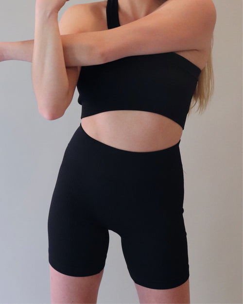 Bikers deportivos negros para mujer de ajuste cómodo y flexible, diseñados para adaptarse al cuerpo de forma natural y brindar libertad de movimiento, ideales para entrenamiento, actividad física y uso diario.