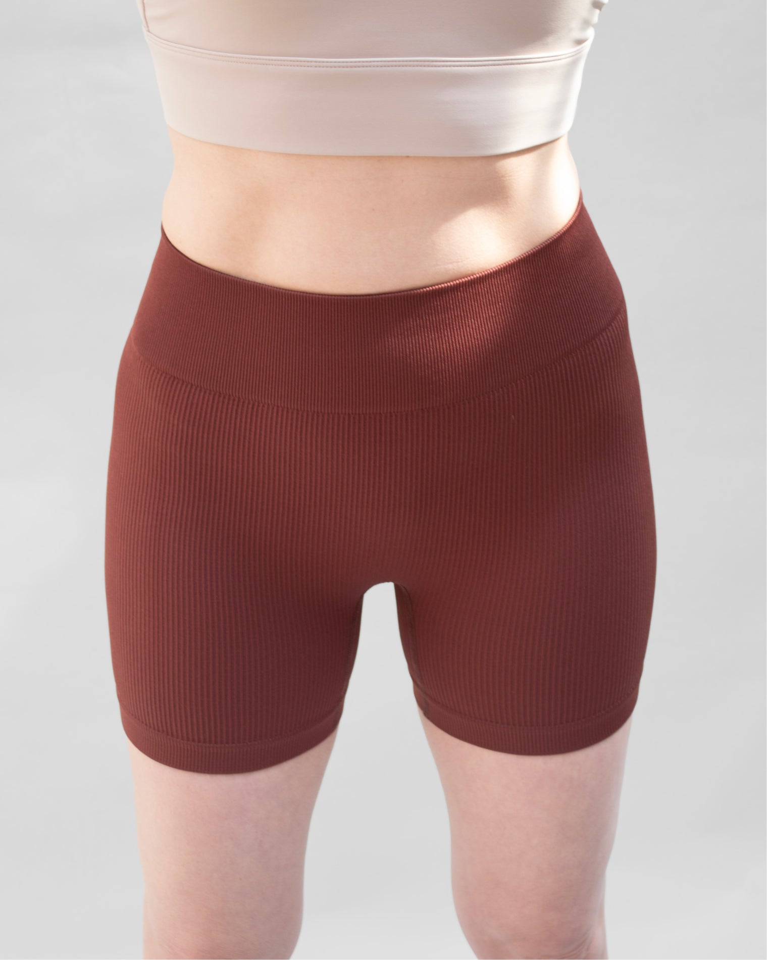 Bikers deportivos café para mujer de ajuste cómodo y flexible, diseñados para adaptarse al cuerpo de forma natural y brindar libertad de movimiento, ideales para entrenamiento, actividad física y uso diario.