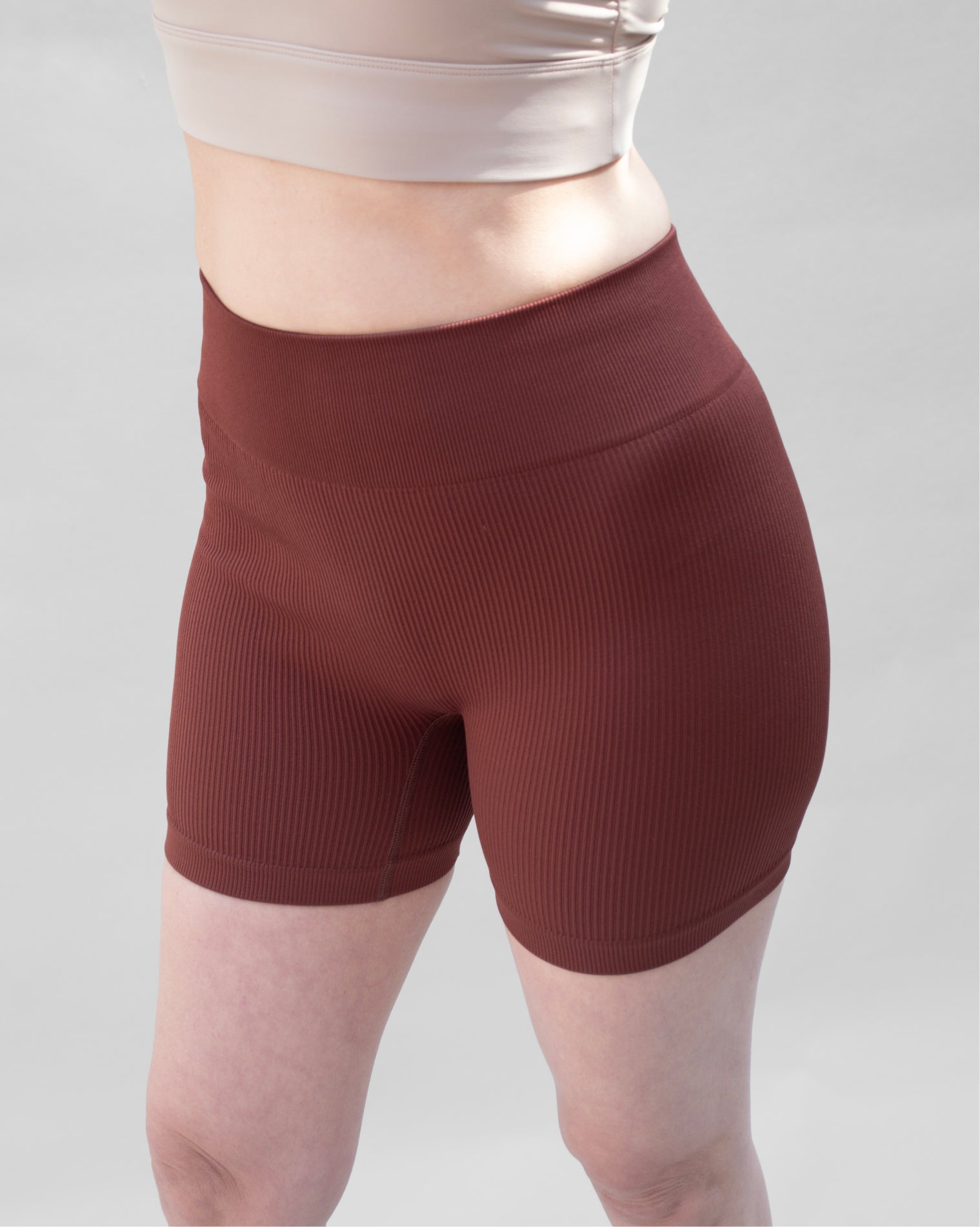 Bikers deportivos café para mujer de ajuste cómodo y flexible, diseñados para adaptarse al cuerpo de forma natural y brindar libertad de movimiento, ideales para entrenamiento, actividad física y uso diario.