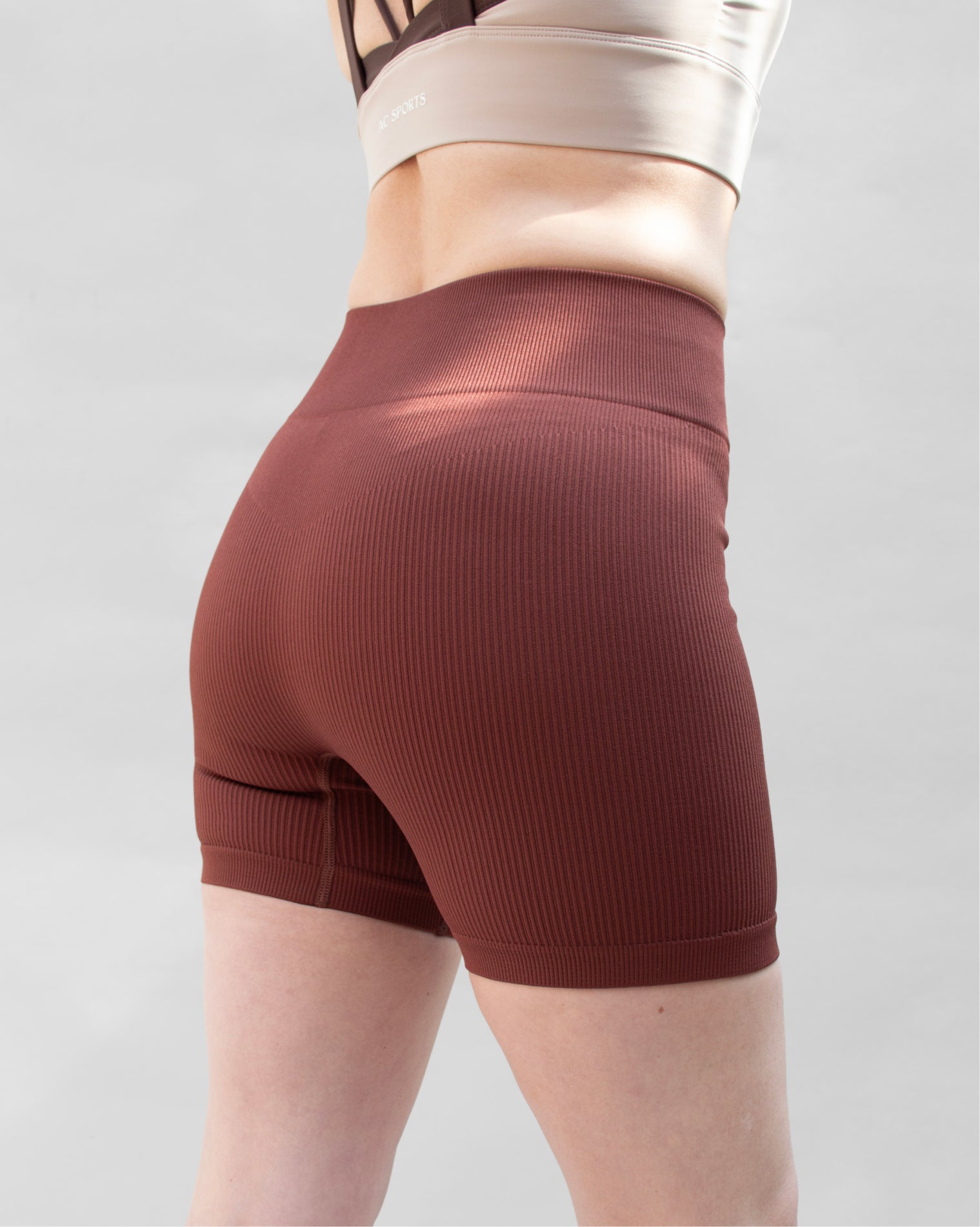 Bikers deportivos café para mujer de ajuste cómodo y flexible, diseñados para adaptarse al cuerpo de forma natural y brindar libertad de movimiento, ideales para entrenamiento, actividad física y uso diario.