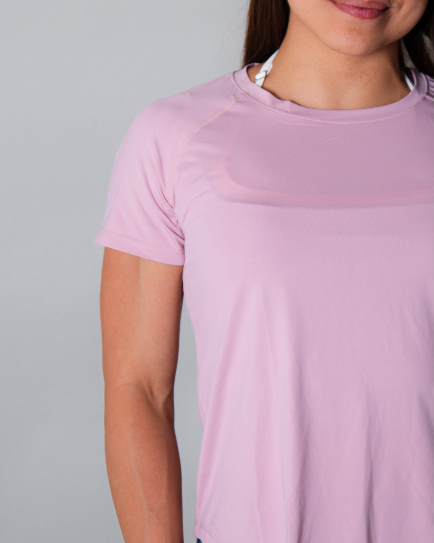 Blusa deportiva rosa de manga corta para mujer con diseño clásico y funcional, confeccionada en tela ligera, transpirable y de secado rápido, ideal para entrenamiento y uso activo diario.