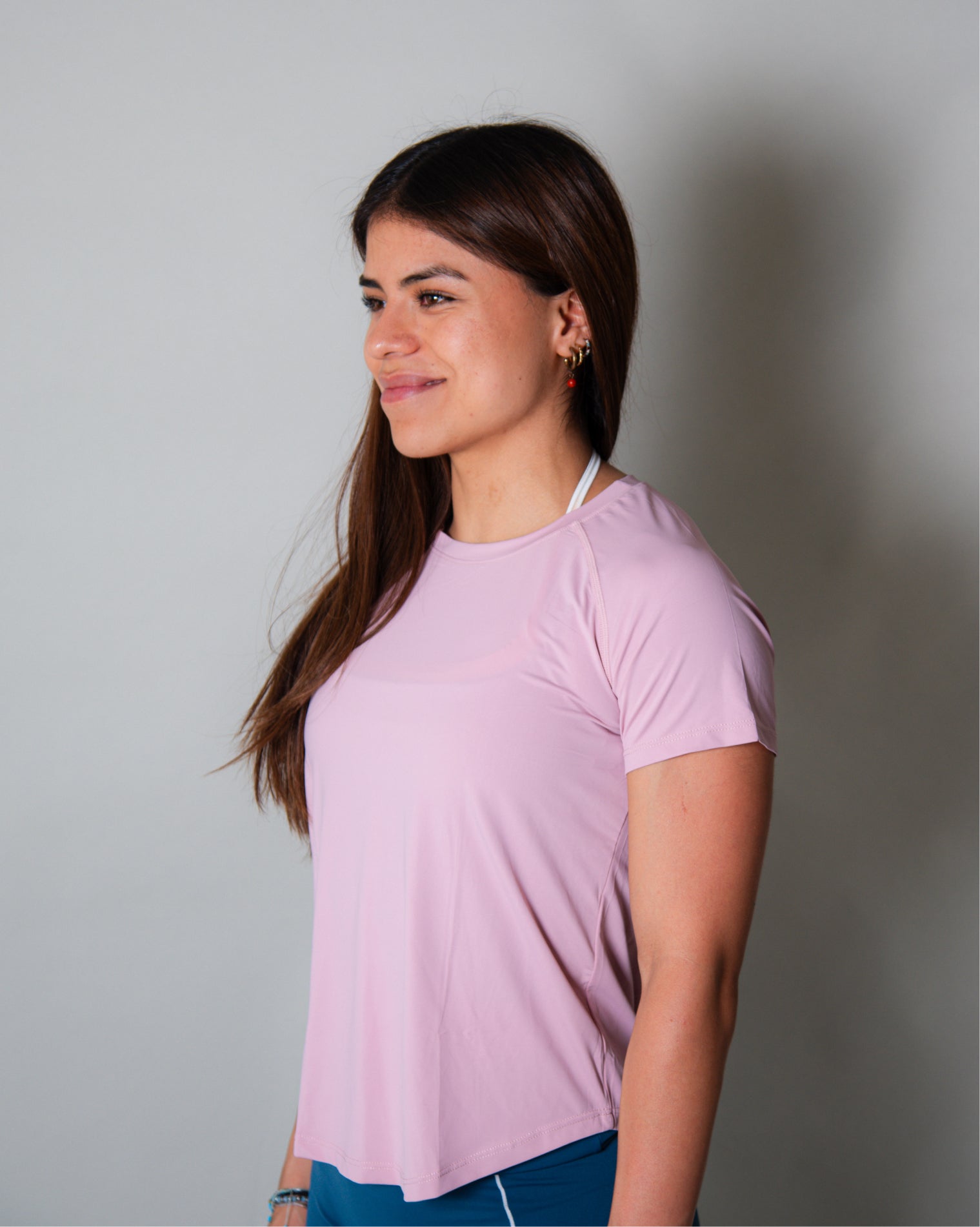 Blusa deportiva rosa de manga corta para mujer con diseño clásico y funcional, confeccionada en tela ligera, transpirable y de secado rápido, ideal para entrenamiento y uso activo diario.