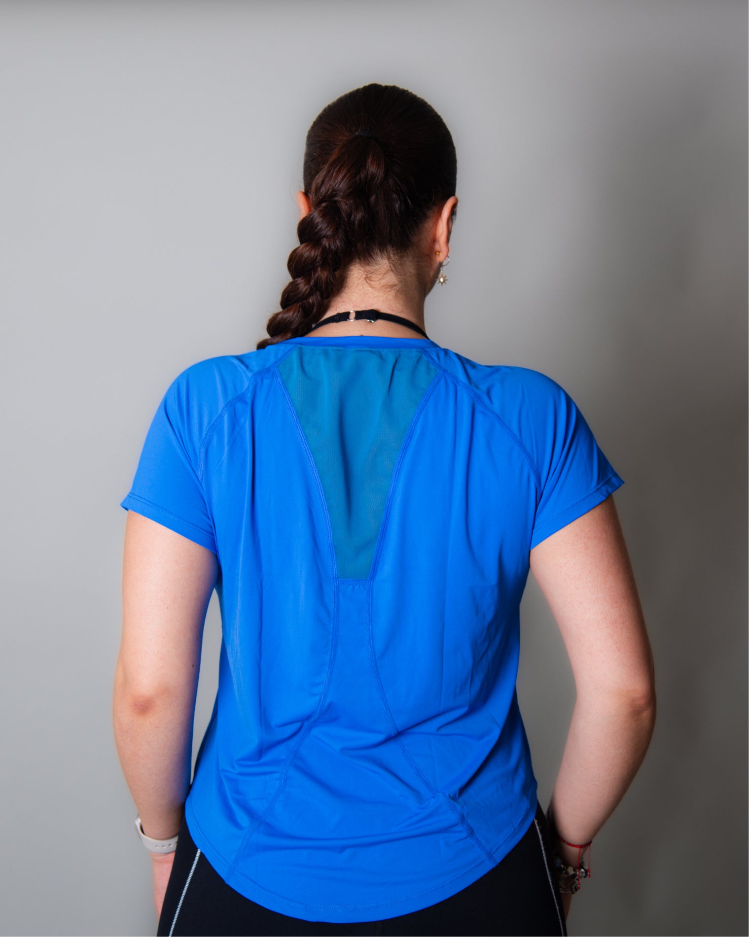 Blusa deportiva  azul de manga corta para mujer con diseño clásico y funcional, confeccionada en tela ligera, transpirable y de secado rápido, ideal para entrenamiento y uso activo diario.