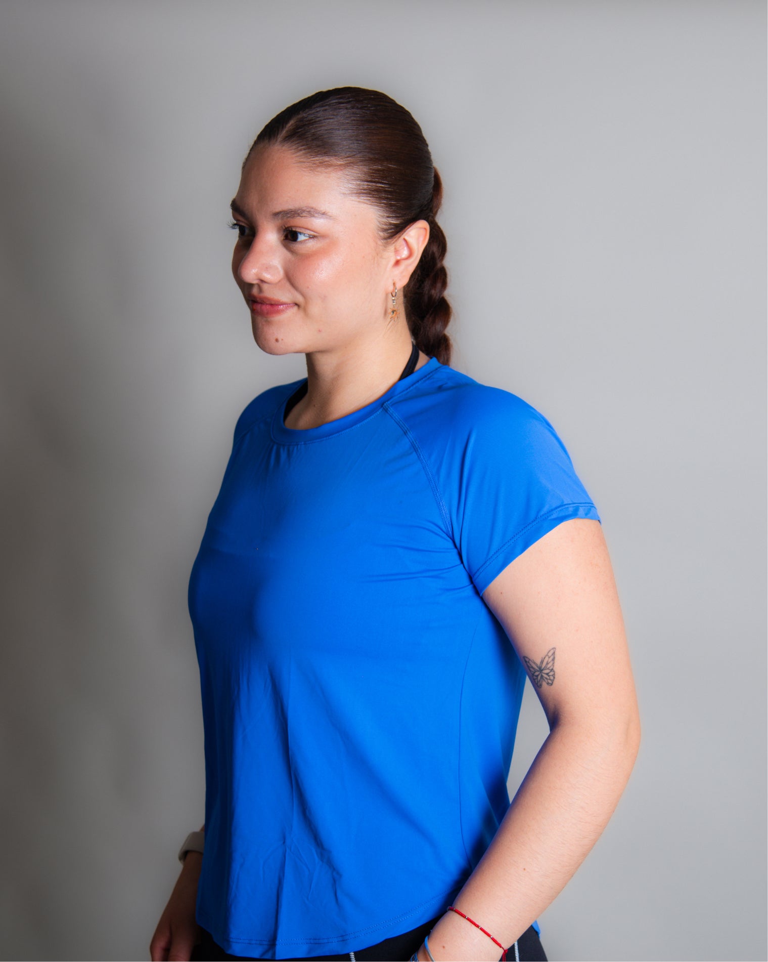 Blusa deportiva  azul de manga corta para mujer con diseño clásico y funcional, confeccionada en tela ligera, transpirable y de secado rápido, ideal para entrenamiento y uso activo diario.