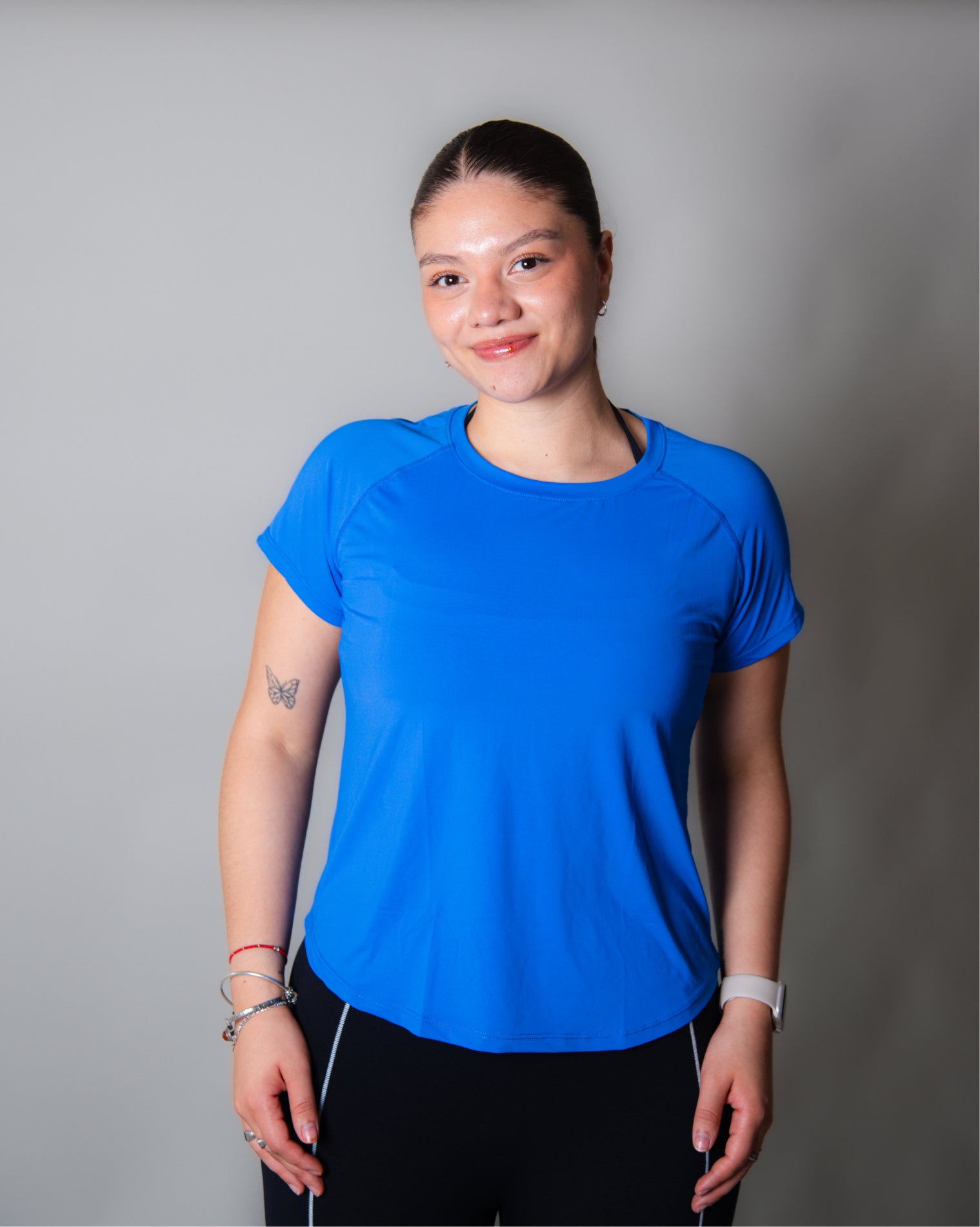 Blusa deportiva  azul de manga corta para mujer con diseño clásico y funcional, confeccionada en tela ligera, transpirable y de secado rápido, ideal para entrenamiento y uso activo diario.