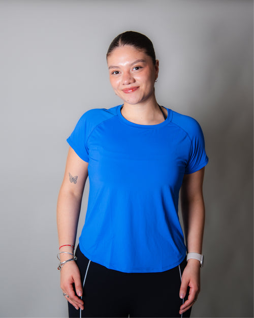 Blusa deportiva  azul de manga corta para mujer con diseño clásico y funcional, confeccionada en tela ligera, transpirable y de secado rápido, ideal para entrenamiento y uso activo diario.