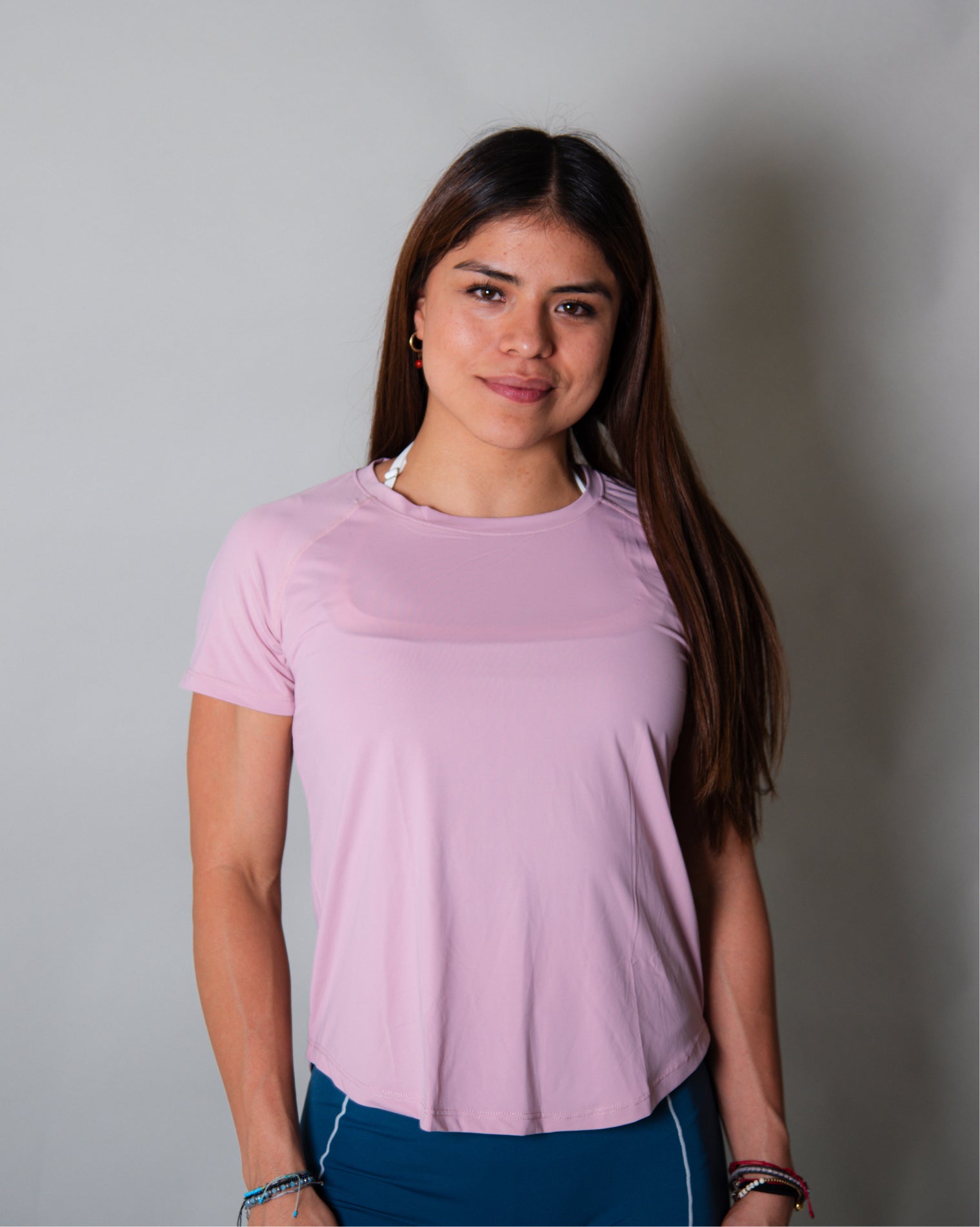 Blusa deportiva rosa de manga corta para mujer con diseño clásico y funcional, confeccionada en tela ligera, transpirable y de secado rápido, ideal para entrenamiento y uso activo diario.