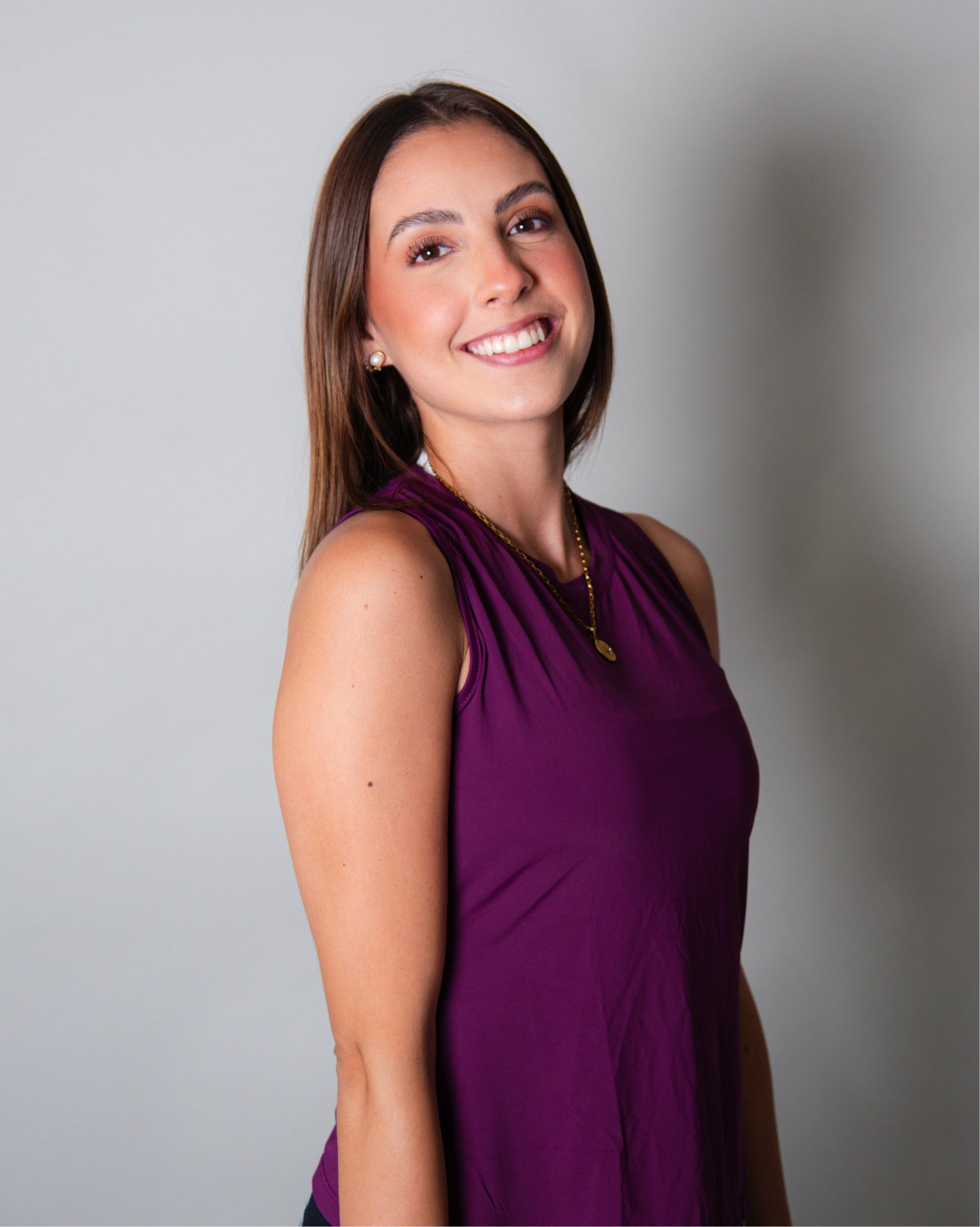 Blusa deportiva morada sin mangas tipo tank top para mujer, de diseño ligero y versátil que permite libertad total de movimiento y mayor ventilación en la espalda, ideal para entrenamiento y uso activo diario.