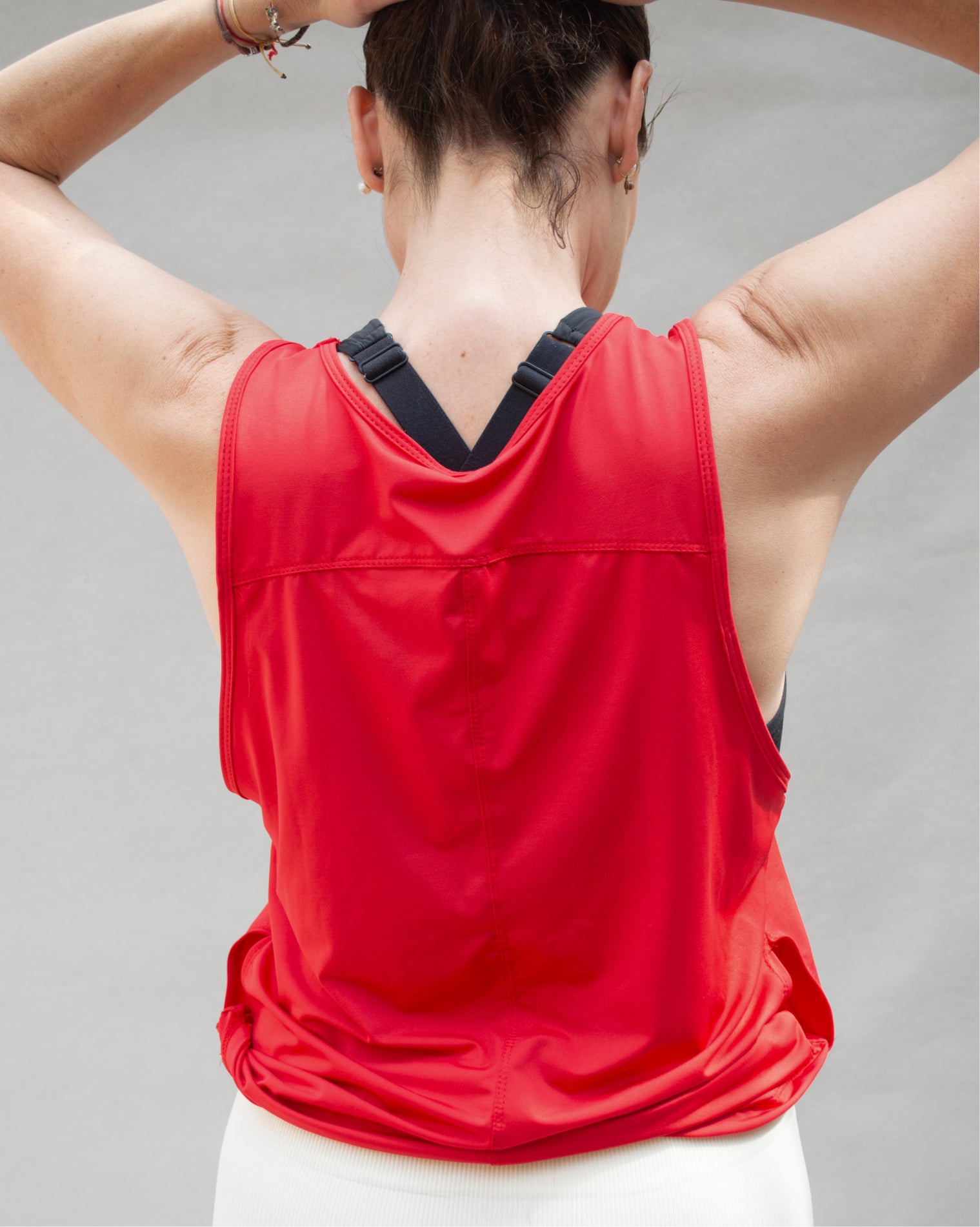 Blusa deportiva roja sin mangas de corte suelto para mujer, con diseño ligero y holgado que permite libertad de movimiento, ideal para entrenamiento, actividad física y uso diario, con ajuste cómodo y estilo minimalista.
