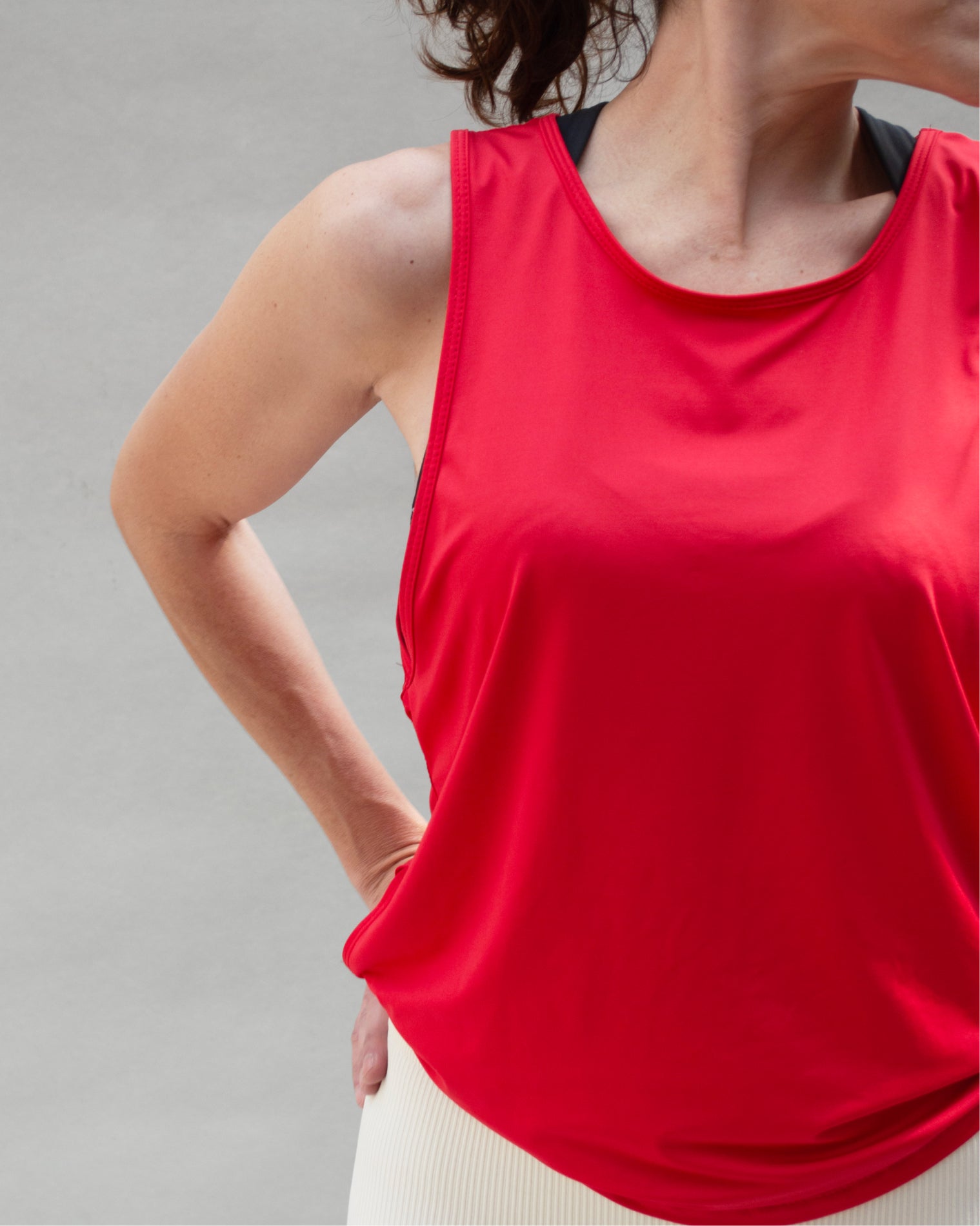 Blusa deportiva roja sin mangas de corte suelto para mujer, con diseño ligero y holgado que permite libertad de movimiento, ideal para entrenamiento, actividad física y uso diario, con ajuste cómodo y estilo minimalista.