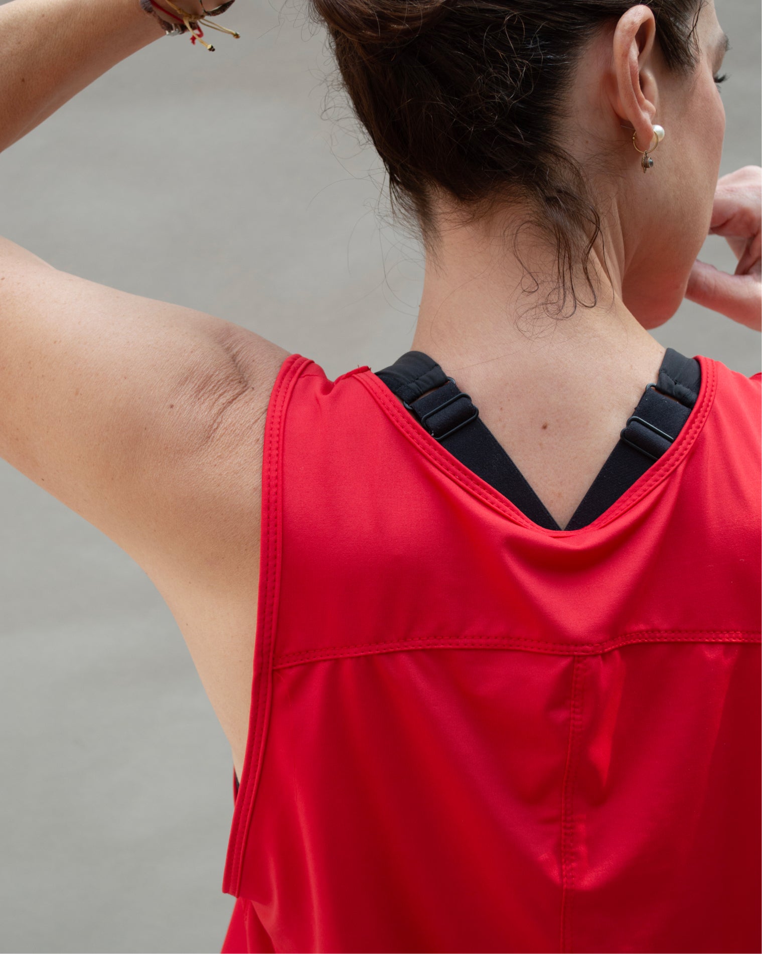 Blusa deportiva roja sin mangas de corte suelto para mujer, con diseño ligero y holgado que permite libertad de movimiento, ideal para entrenamiento, actividad física y uso diario, con ajuste cómodo y estilo minimalista.