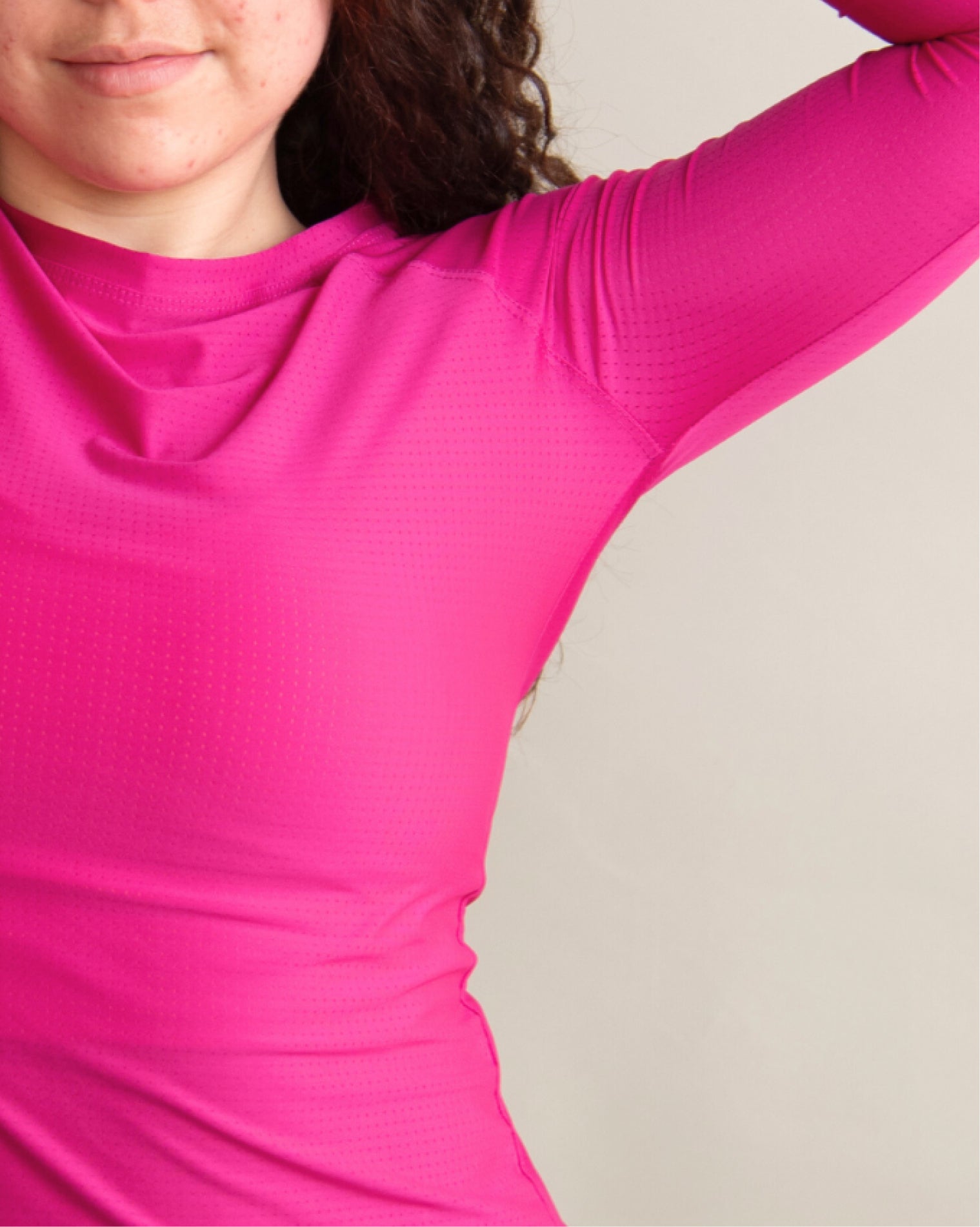 Blusa deportiva rosa de manga larga en tela ligera y transpirable, pensada para entrenamientos dinámicos y actividades al aire libre, con construcción cómoda que acompaña el movimiento y favorece la ventilación.