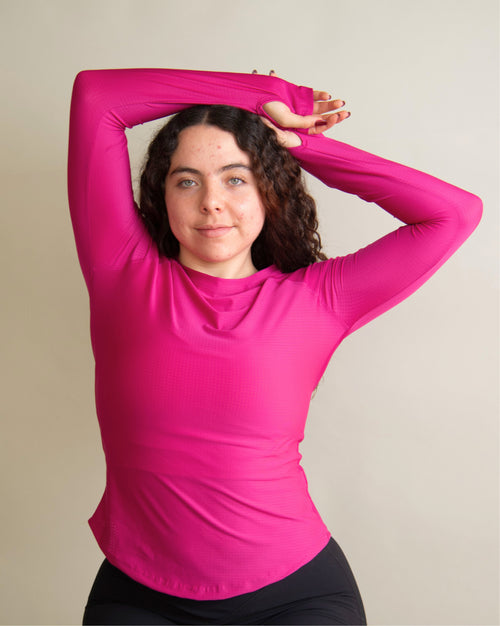 Blusa deportiva rosa de manga larga en tela ligera y transpirable, pensada para entrenamientos dinámicos y actividades al aire libre, con construcción cómoda que acompaña el movimiento y favorece la ventilación.