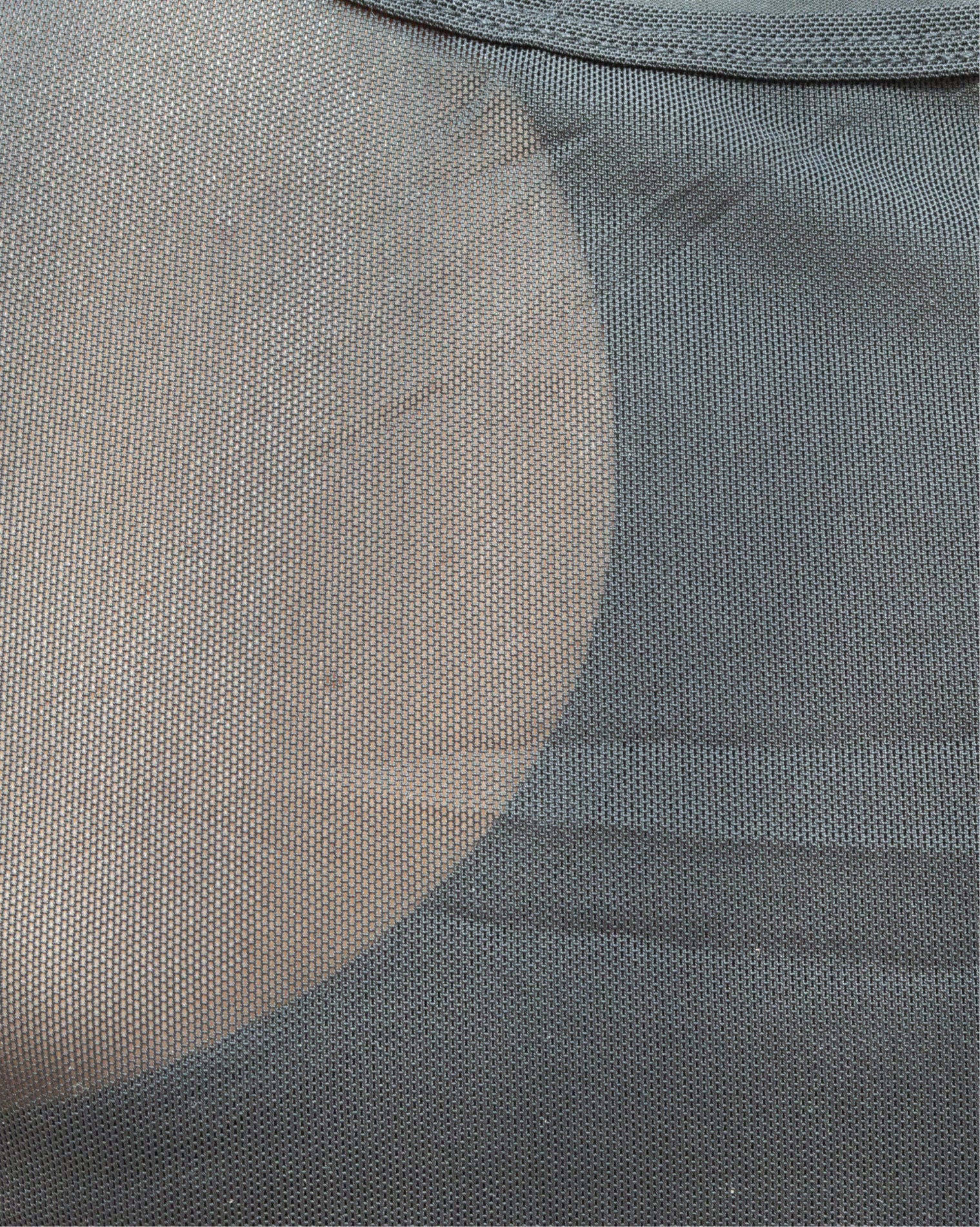 Blusa deportiva de manga corta para mujer con paneles de mesh transpirable, diseño ligero y ajuste cómodo, soporte ligero a medio y tela suave que se adapta al cuerpo, ideal para entrenamiento y uso activo diario.