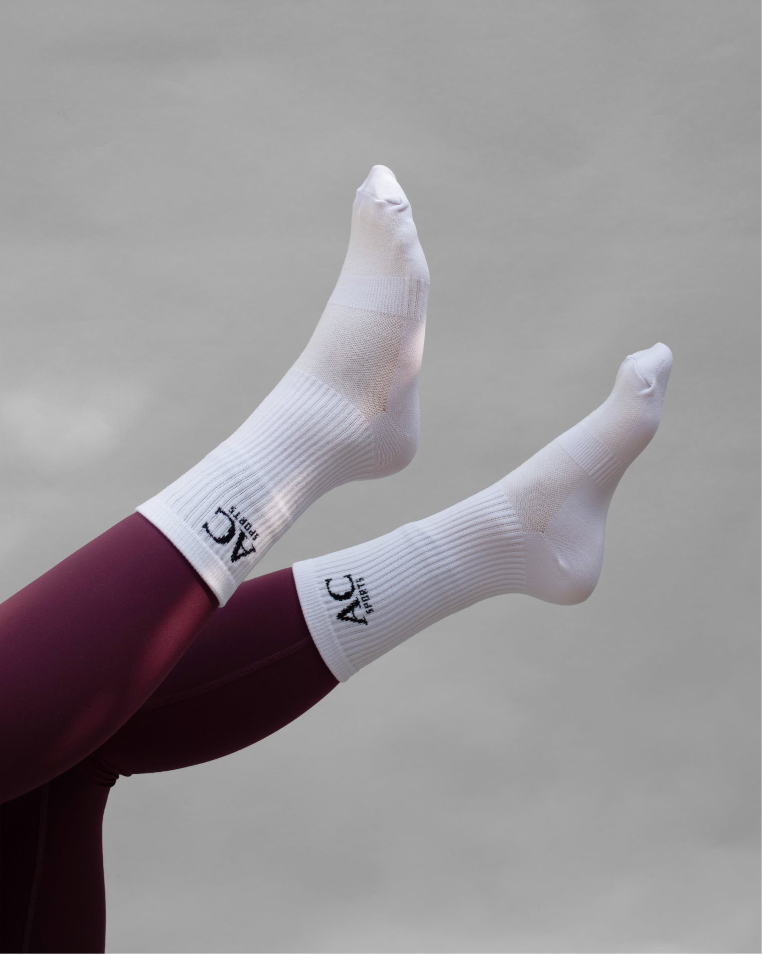 Calcetas deportivas con tejido suave y transpirable, pensadas para acompañar el movimiento durante la actividad física.