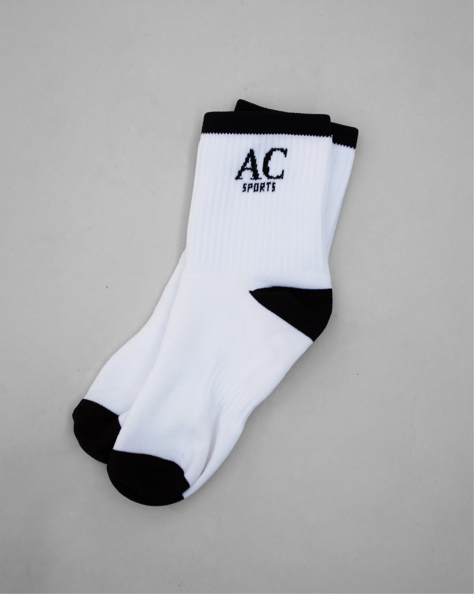 Calcetas deportivas versátiles que combinan con outfits deportivos dentro y fuera del gym.