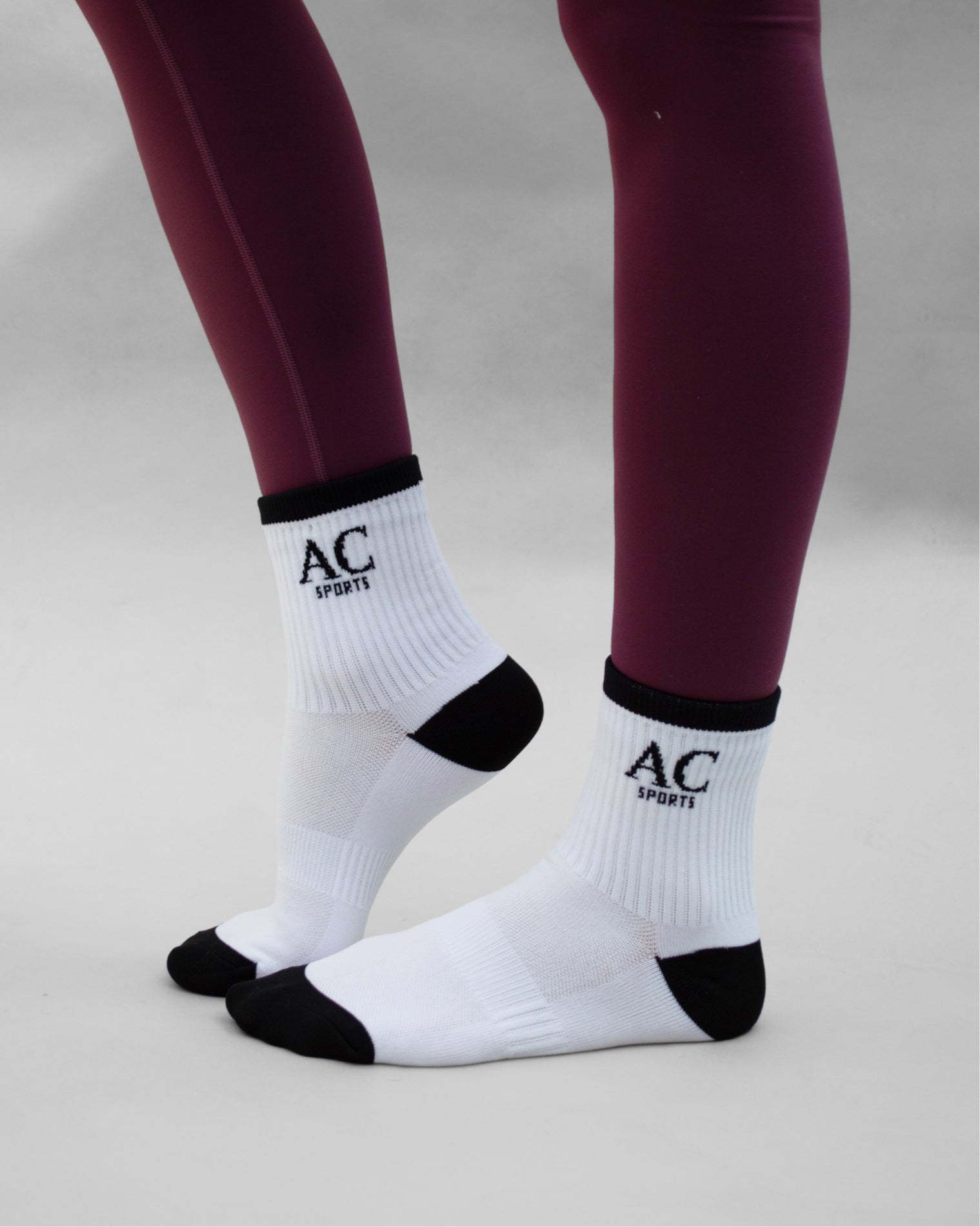 Calcetas deportivas versátiles que combinan con outfits deportivos dentro y fuera del gym.