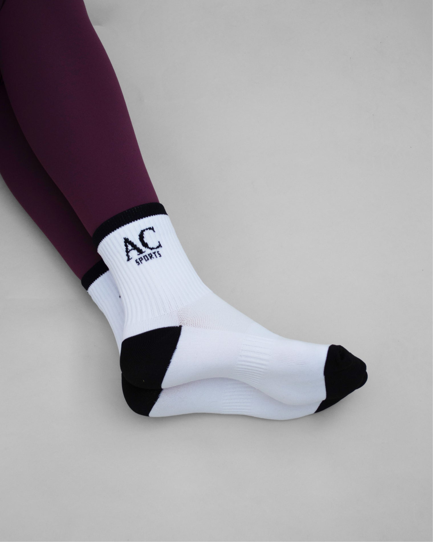 Detalle de calcetas deportivas con textura suave y estructura resistente para uso prolongado.