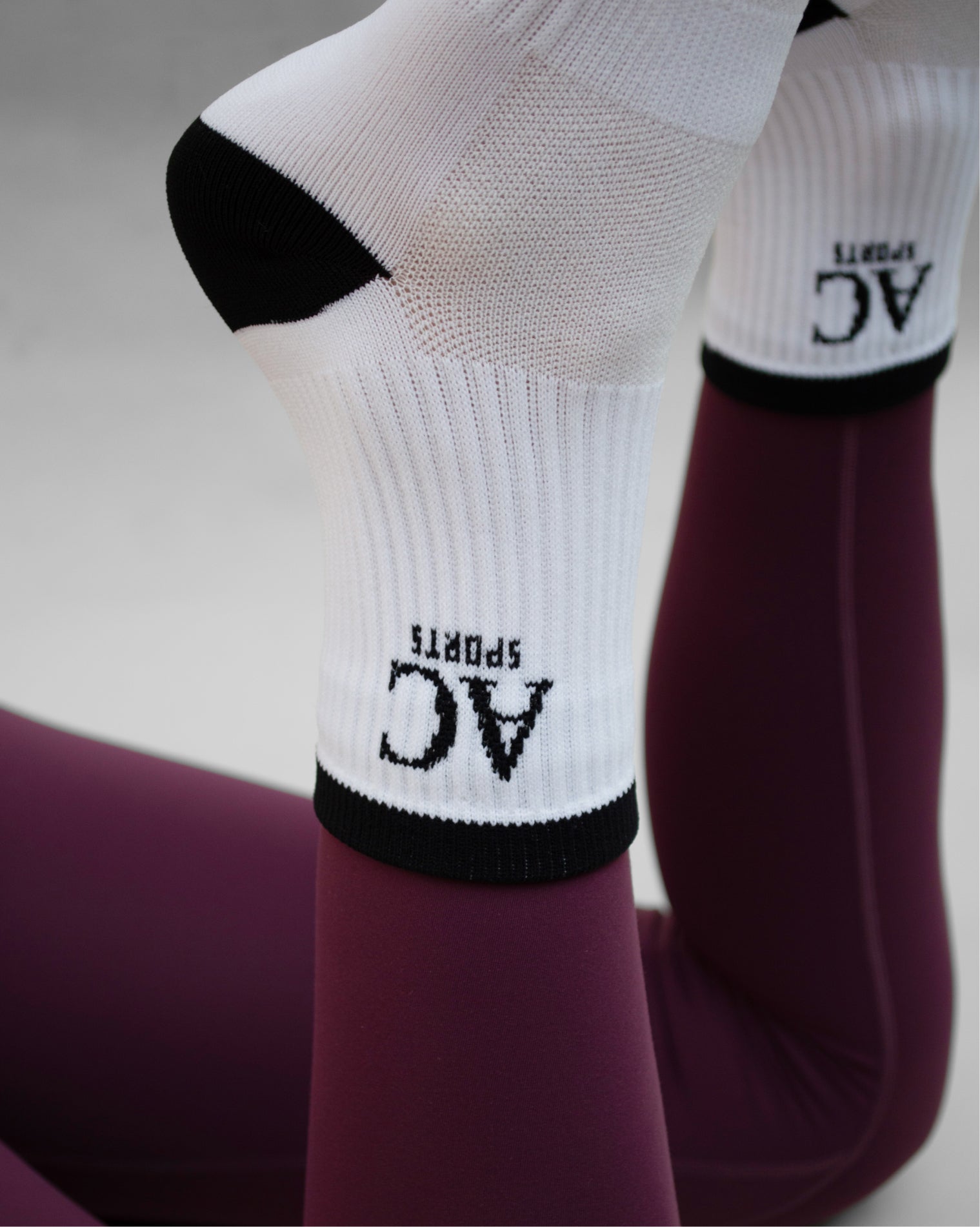 Calcetas deportivas de ajuste firme con refuerzo en talón y punta, diseñadas para mayor durabilidad.