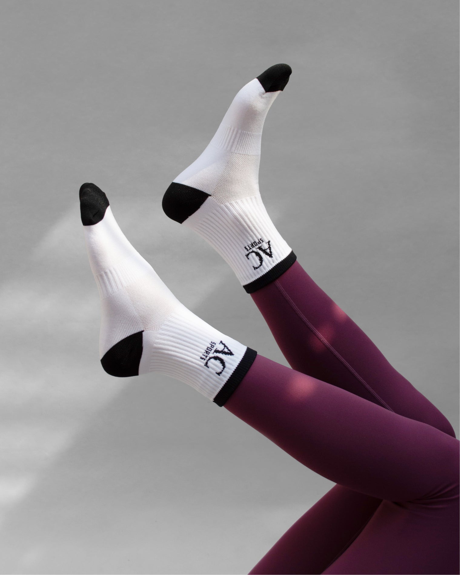 Calcetas deportivas con tejido suave y transpirable, pensadas para acompañar el movimiento durante la actividad física.