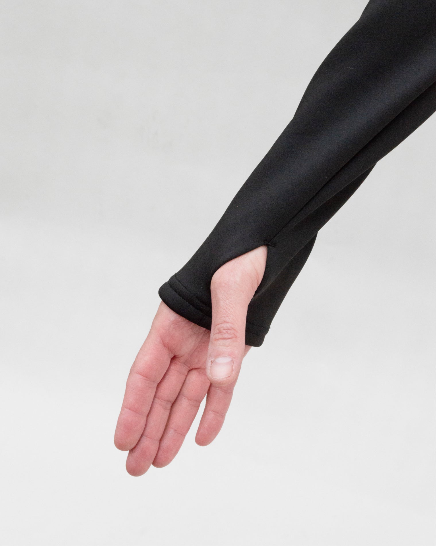 Chamarra deportiva AC Sports color negro con cierre frontal completo y cuello alto, diseño anatómico de manga larga con ajuste medio que estiliza la silueta.