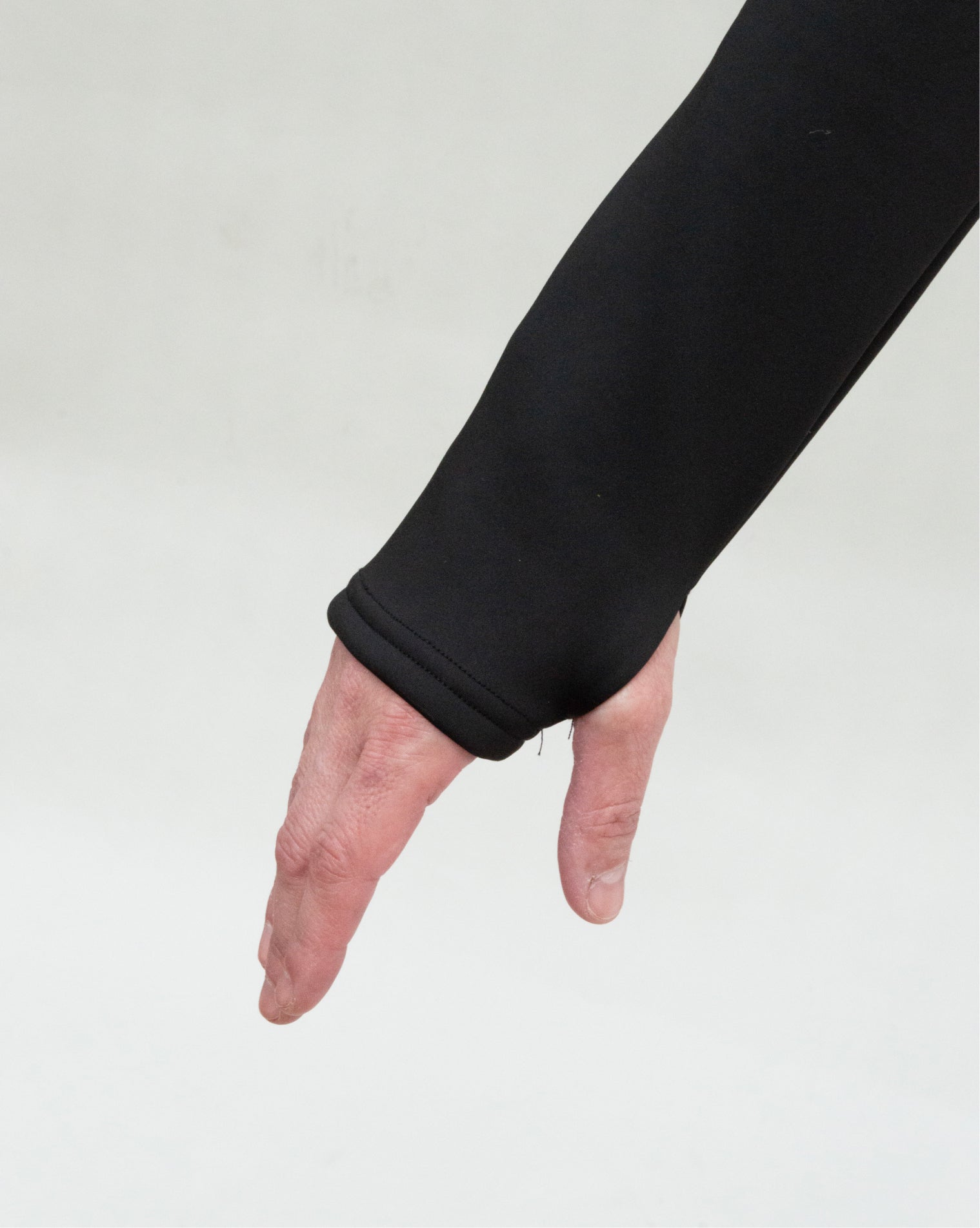 Chamarra deportiva AC Sports color negro con cierre frontal completo y cuello alto, diseño anatómico de manga larga con ajuste medio que estiliza la silueta.