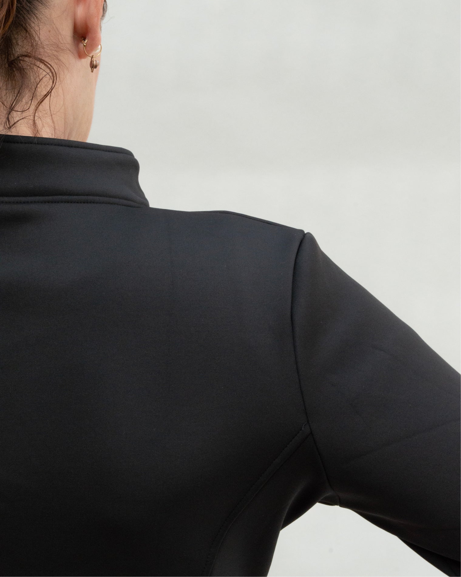 Chamarra deportiva AC Sports color negro con cierre frontal completo y cuello alto, diseño anatómico de manga larga con ajuste medio que estiliza la silueta.