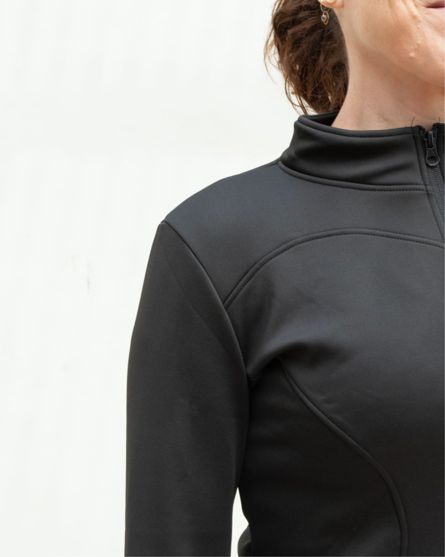 Chamarra deportiva AC Sports color negro con cierre frontal completo y cuello alto, diseño anatómico de manga larga con ajuste medio que estiliza la silueta.