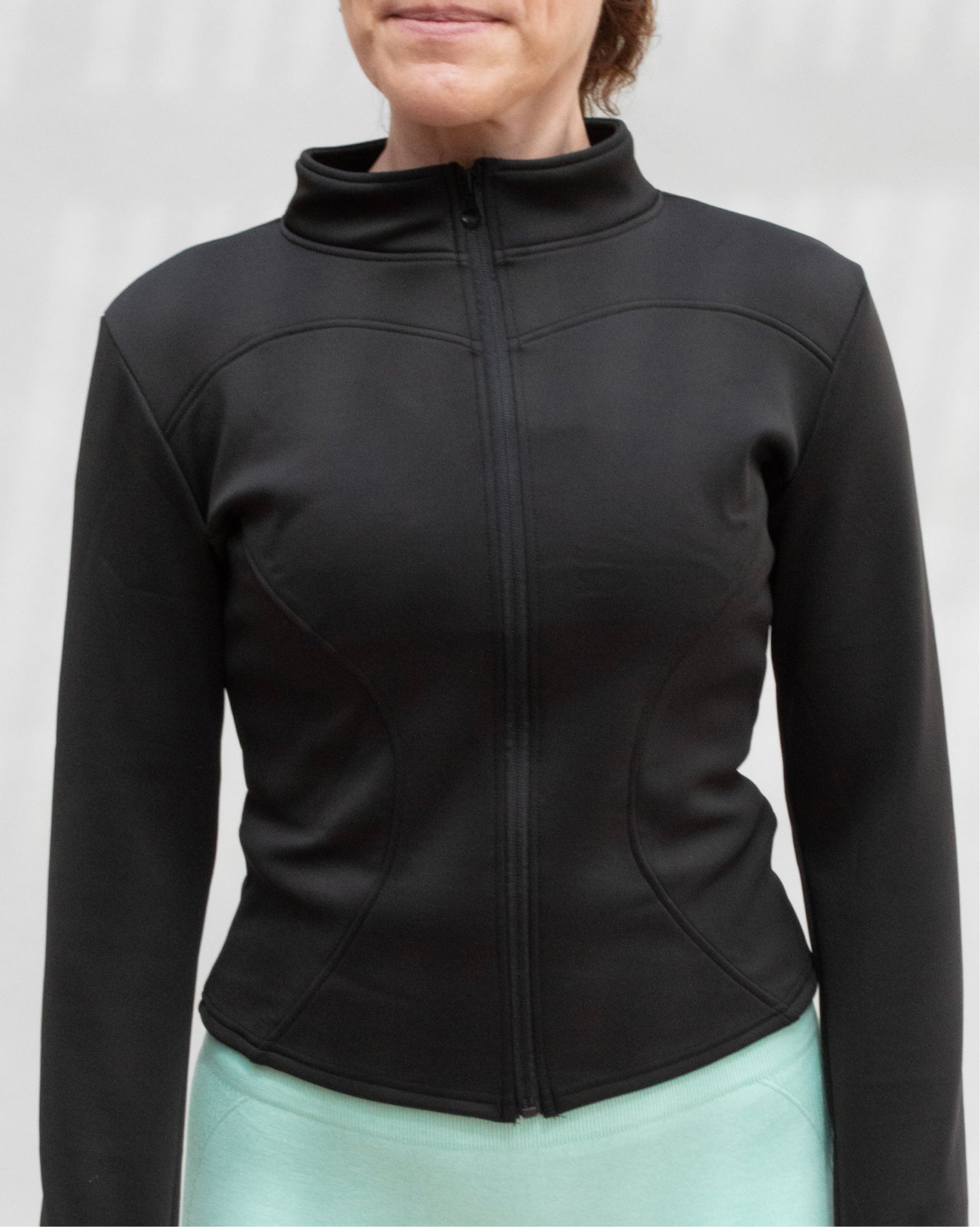 Chamarra deportiva AC Sports color negro con cierre frontal completo y cuello alto, diseño anatómico de manga larga con ajuste medio que estiliza la silueta.