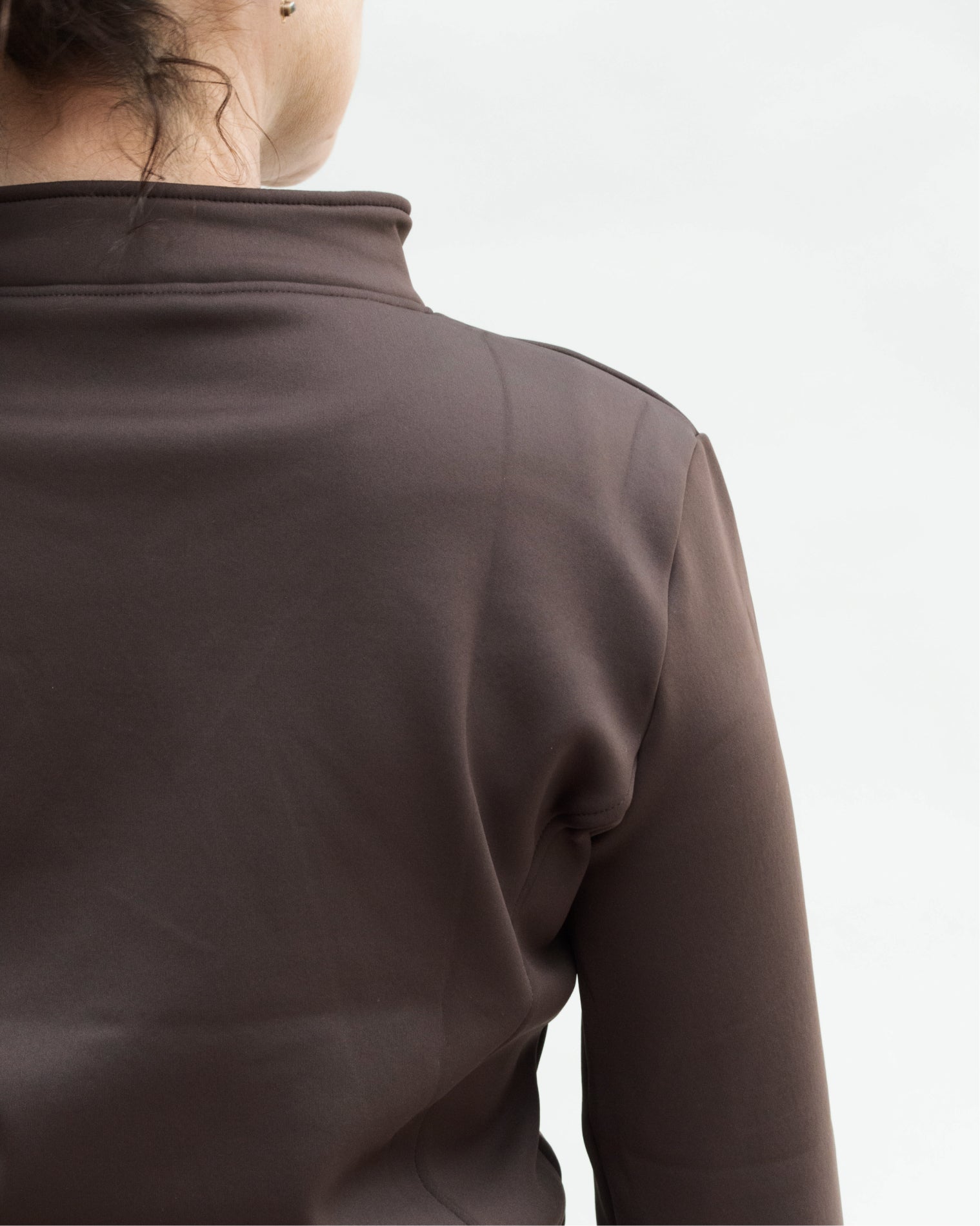 Chamarra deportiva AC Sports color café con cierre frontal completo y cuello alto, diseño anatómico de manga larga con ajuste medio que estiliza la silueta.