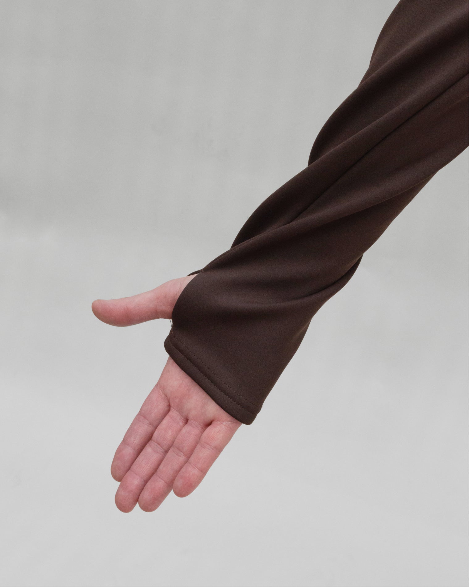 Chamarra deportiva AC Sports color café con cierre frontal completo y cuello alto, diseño anatómico de manga larga con ajuste medio que estiliza la silueta.