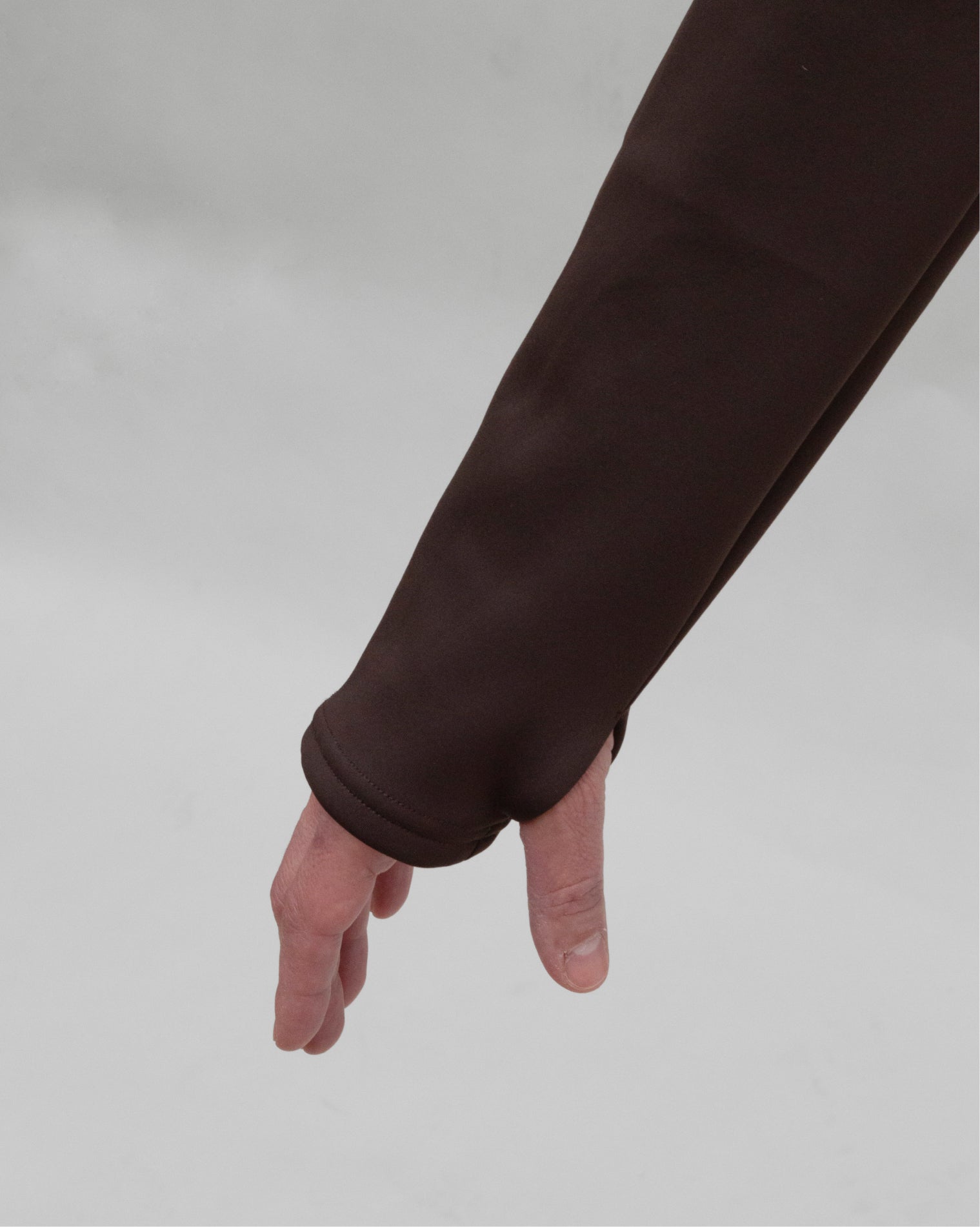 Chamarra deportiva AC Sports color café con cierre frontal completo y cuello alto, diseño anatómico de manga larga con ajuste medio que estiliza la silueta.