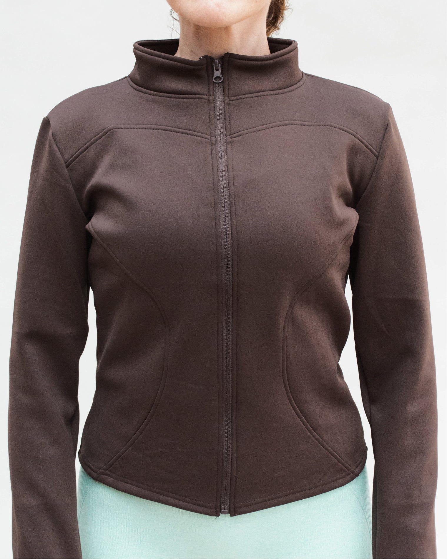 Chamarra deportiva AC Sports color café con cierre frontal completo y cuello alto, diseño anatómico de manga larga con ajuste medio que estiliza la silueta.