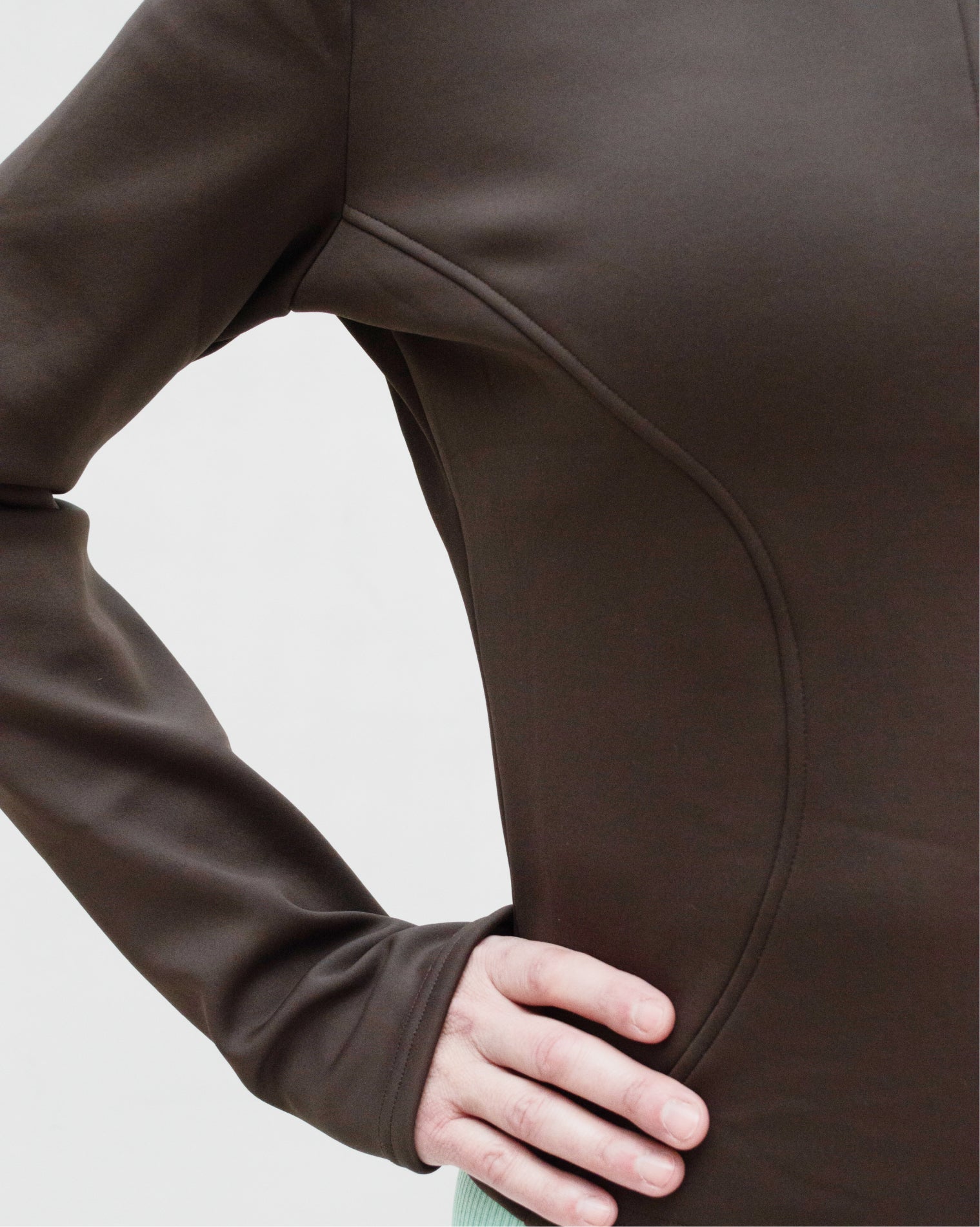 Chamarra deportiva AC Sports color café con cierre frontal completo y cuello alto, diseño anatómico de manga larga con ajuste medio que estiliza la silueta.