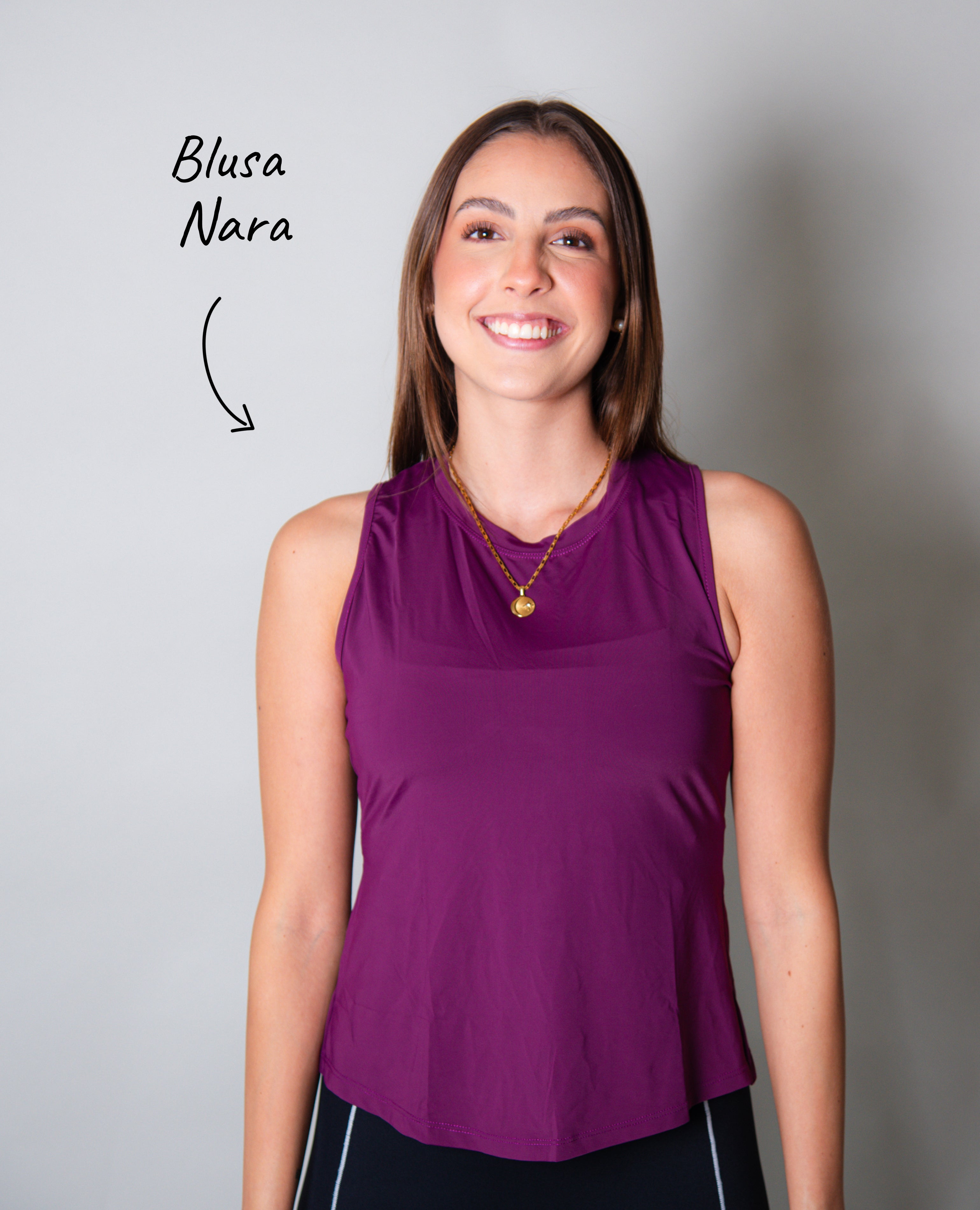 Blusa deportiva Nara color vino AC Sports, corte recto y sin mangas.
