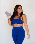 Leggings deportivos color azul de ajuste cómodo con diseño favorecedor, confeccionados para ofrecer soporte y libertad de movimiento, realzando la silueta de forma natural durante el entrenamiento o actividades físicas.