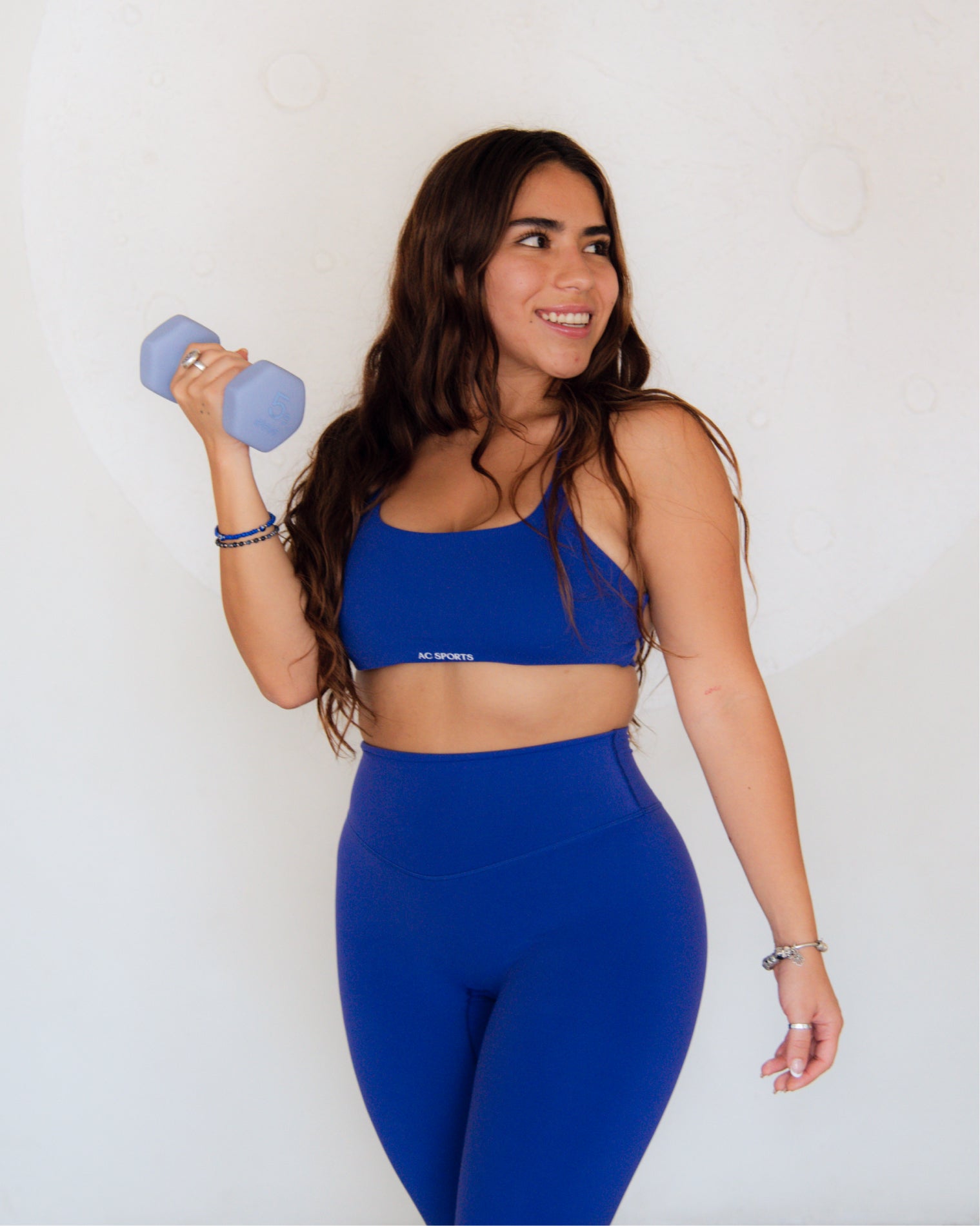 Leggings deportivos color azul de ajuste cómodo con diseño favorecedor, confeccionados para ofrecer soporte y libertad de movimiento, realzando la silueta de forma natural durante el entrenamiento o actividades físicas.