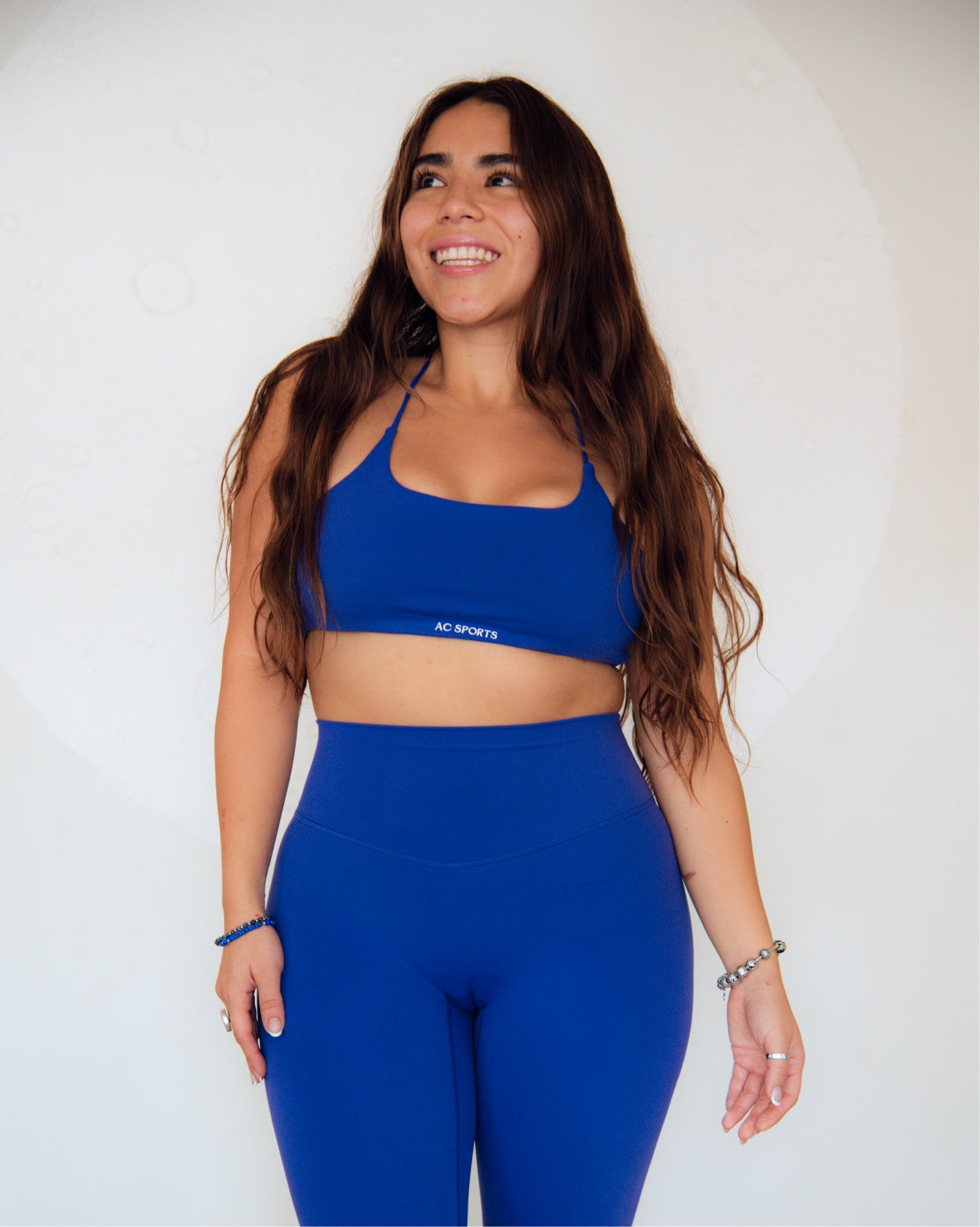 Leggings deportivos color azul de ajuste cómodo con diseño favorecedor, confeccionados para ofrecer soporte y libertad de movimiento, realzando la silueta de forma natural durante el entrenamiento o actividades físicas.
