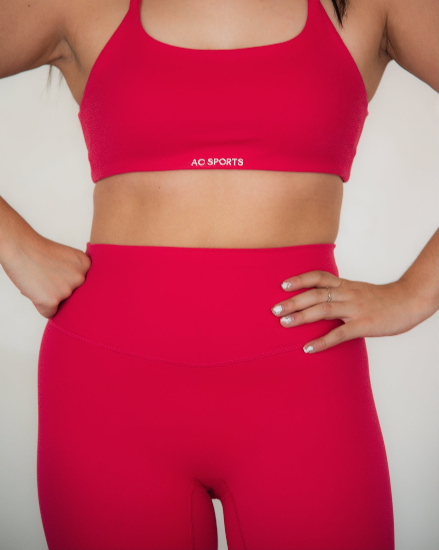 Leggings deportivos color magenta de ajuste cómodo con diseño favorecedor, confeccionados para ofrecer soporte y libertad de movimiento, realzando la silueta de forma natural durante el entrenamiento o actividades físicas.