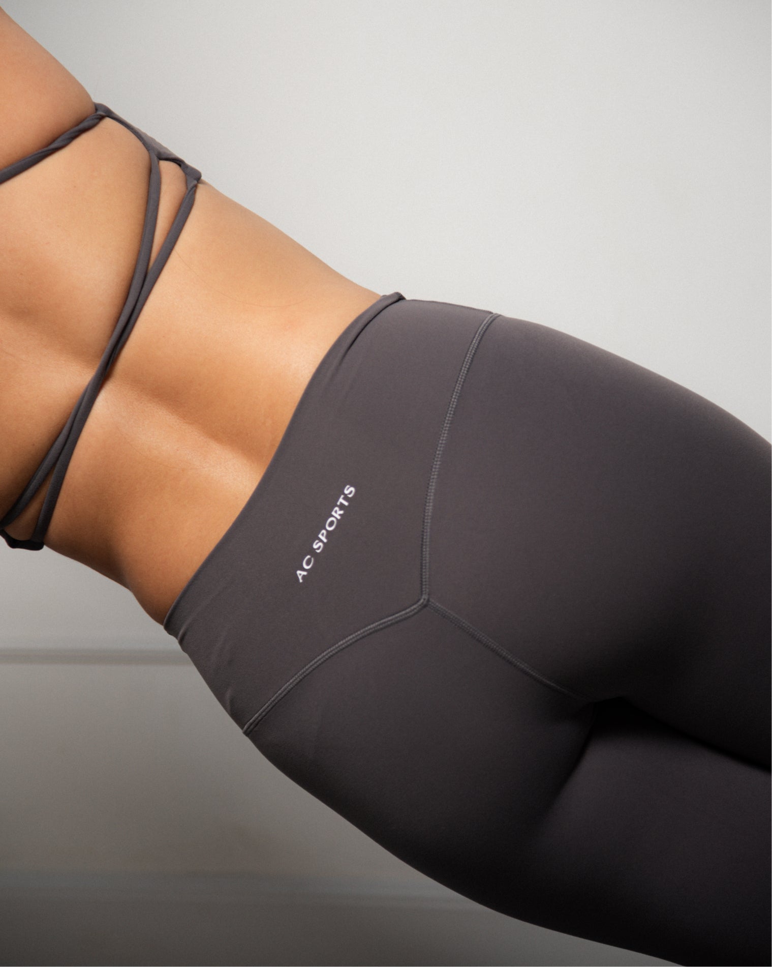 Leggings deportivos color gris de ajuste cómodo con diseño favorecedor, confeccionados para ofrecer soporte y libertad de movimiento, realzando la silueta de forma natural durante el entrenamiento o actividades físicas.