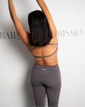Leggings deportivos color gris de ajuste cómodo con diseño favorecedor, confeccionados para ofrecer soporte y libertad de movimiento, realzando la silueta de forma natural durante el entrenamiento o actividades físicas.