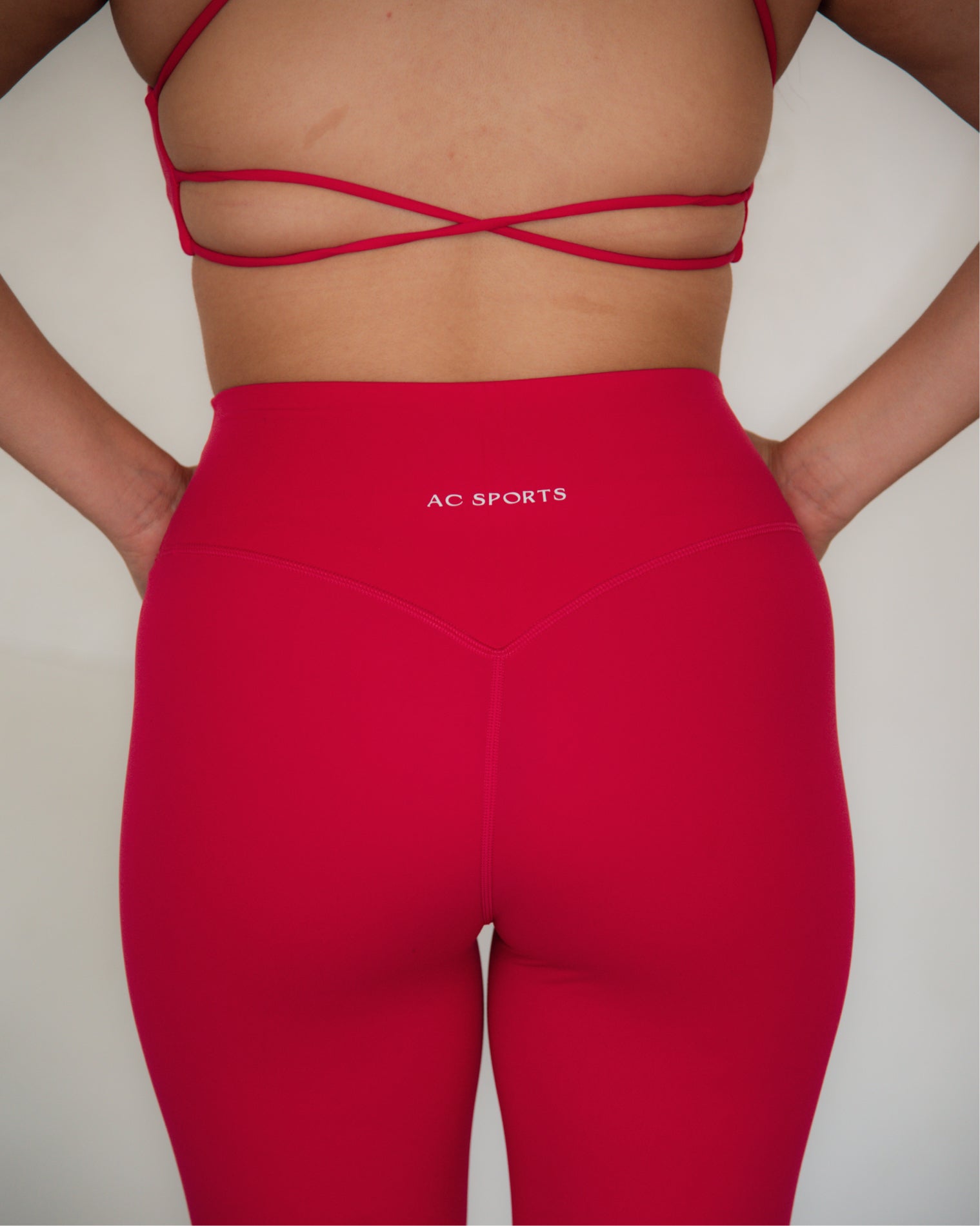 Leggings deportivos color magenta de ajuste cómodo con diseño favorecedor, confeccionados para ofrecer soporte y libertad de movimiento, realzando la silueta de forma natural durante el entrenamiento o actividades físicas.