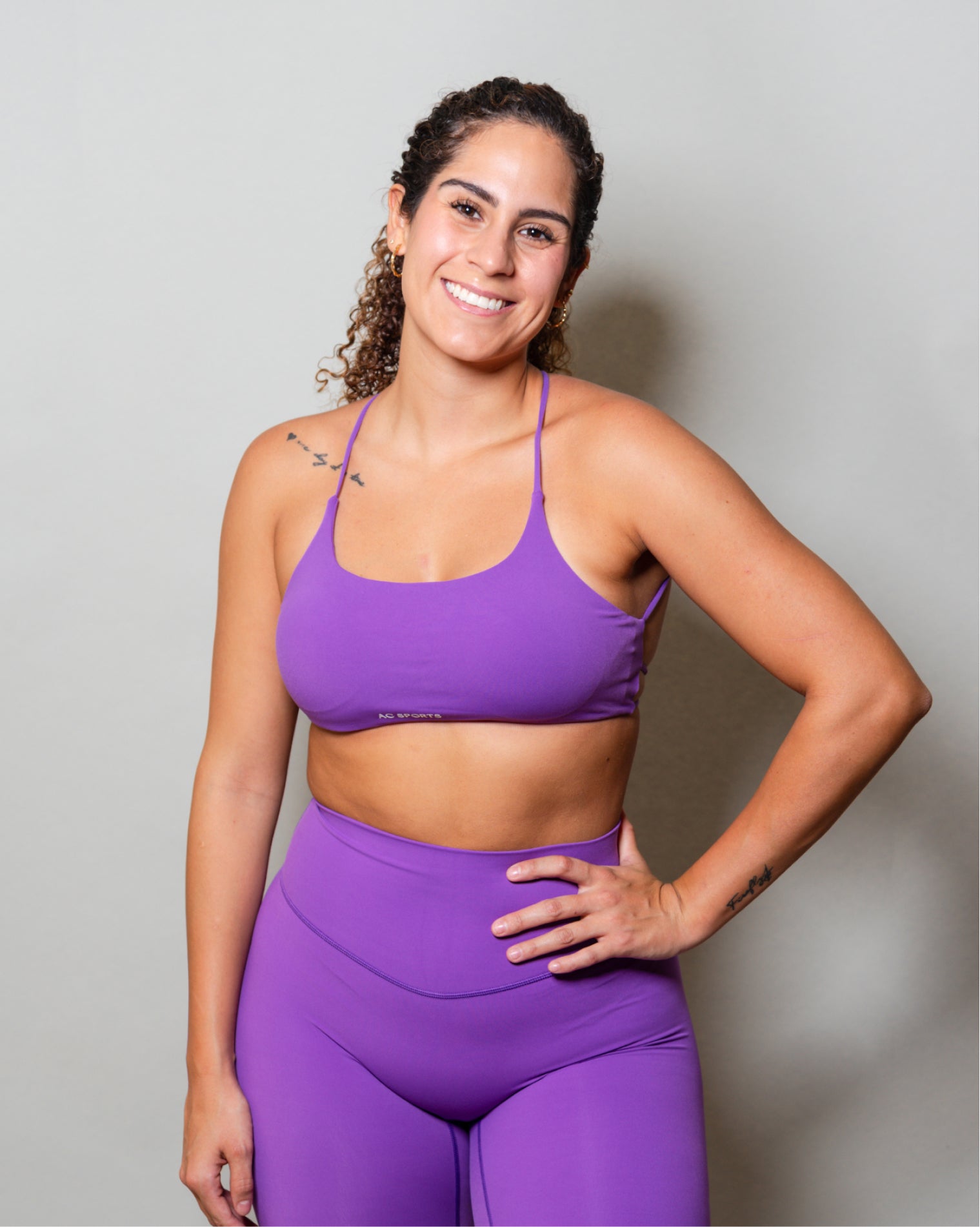 Leggings deportivos color morado de ajuste cómodo con diseño favorecedor, confeccionados para ofrecer soporte y libertad de movimiento, realzando la silueta de forma natural durante el entrenamiento o actividades físicas.