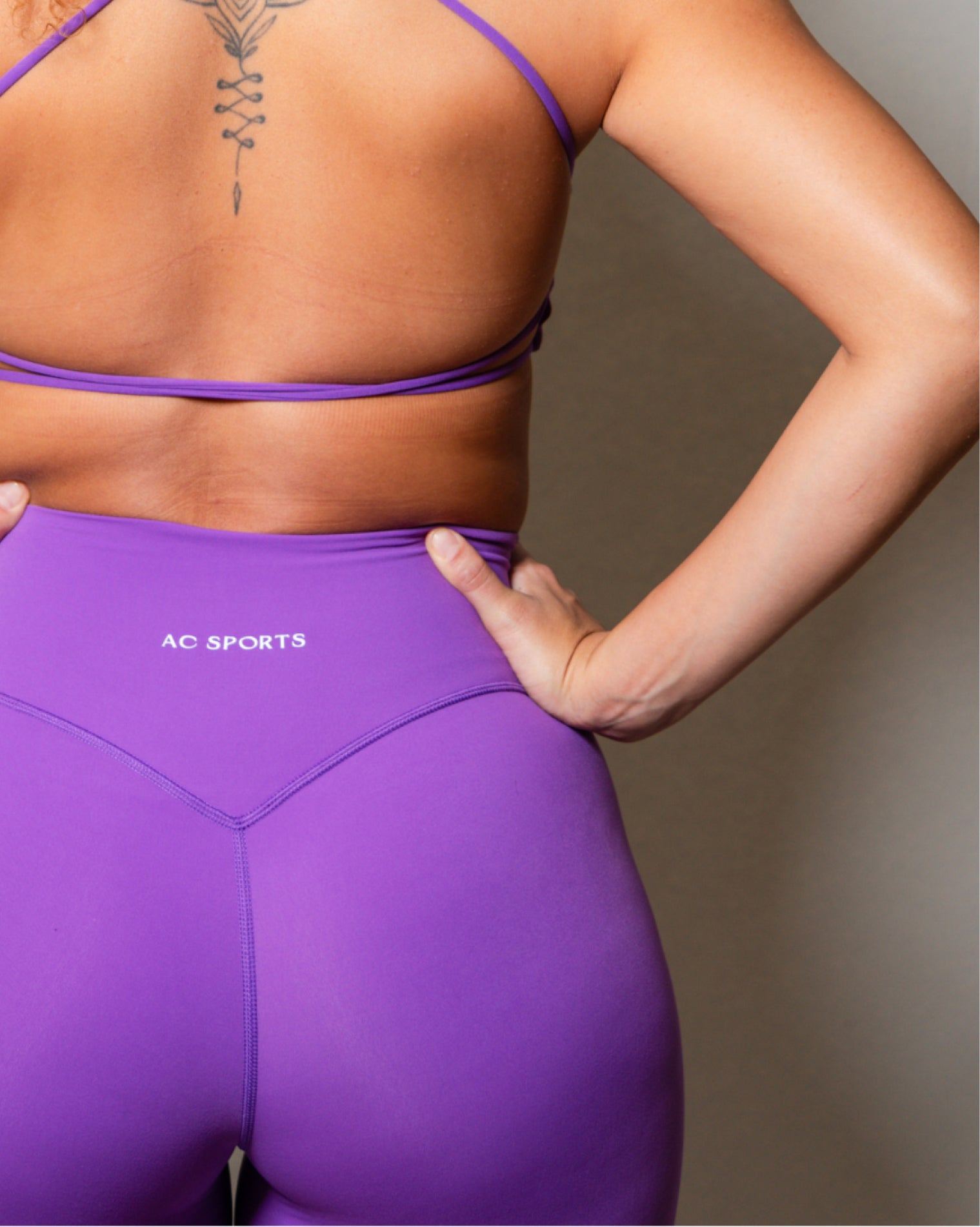 Leggings deportivos color morado de ajuste cómodo con diseño favorecedor, confeccionados para ofrecer soporte y libertad de movimiento, realzando la silueta de forma natural durante el entrenamiento o actividades físicas.