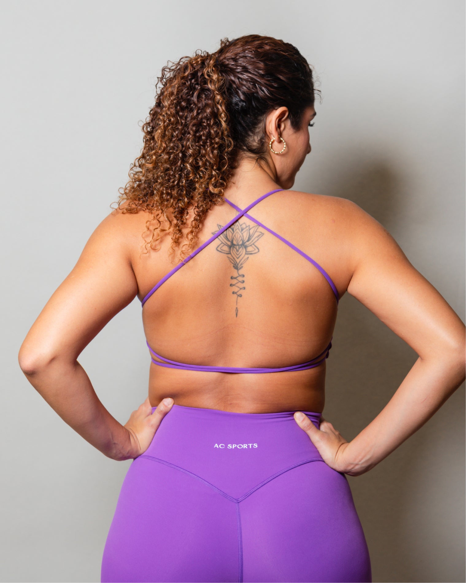 Leggings deportivos color morado de ajuste cómodo con diseño favorecedor, confeccionados para ofrecer soporte y libertad de movimiento, realzando la silueta de forma natural durante el entrenamiento o actividades físicas.