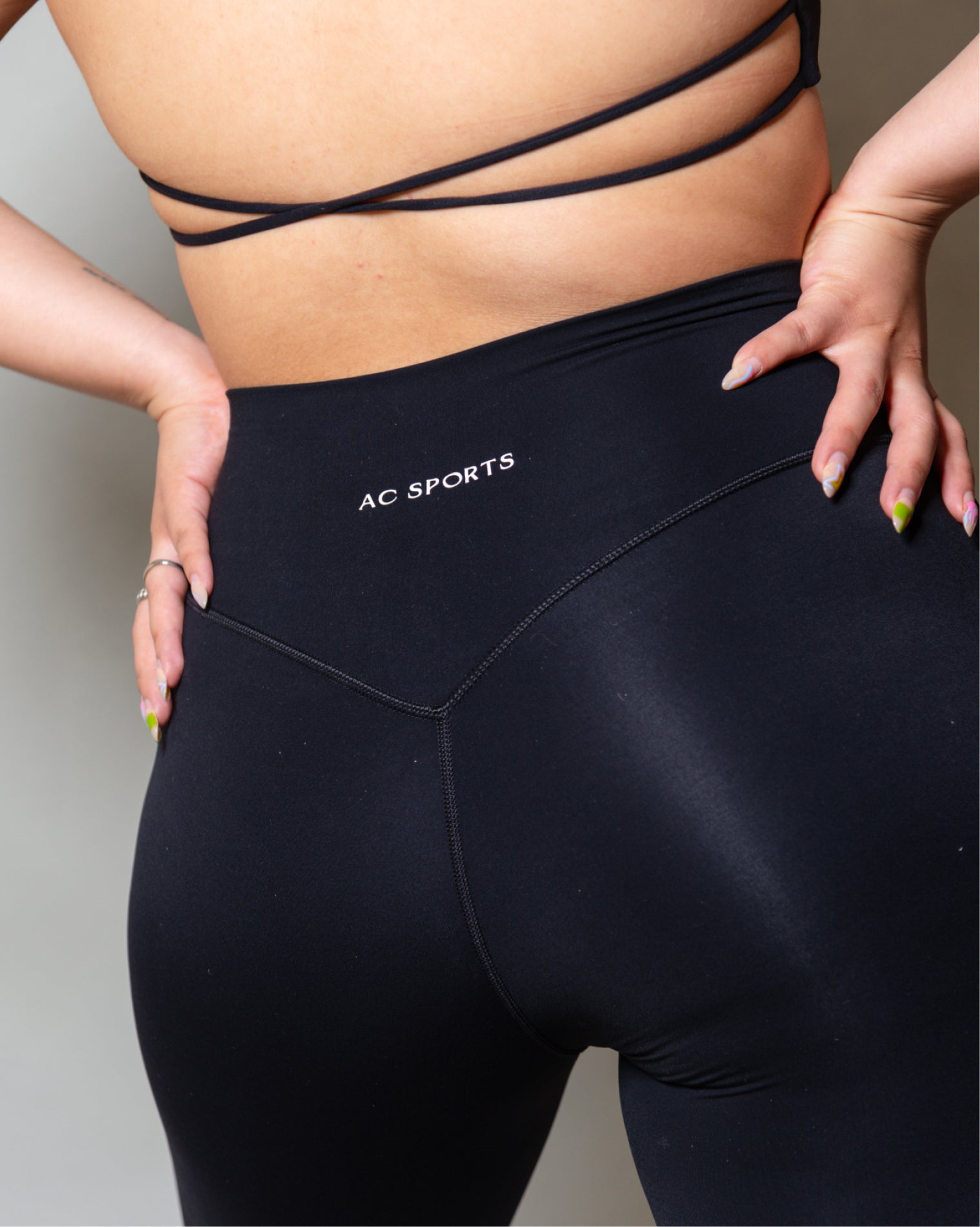 Leggings deportivos color negro de ajuste cómodo con diseño favorecedor, confeccionados para ofrecer soporte y libertad de movimiento, realzando la silueta de forma natural durante el entrenamiento o actividades físicas.