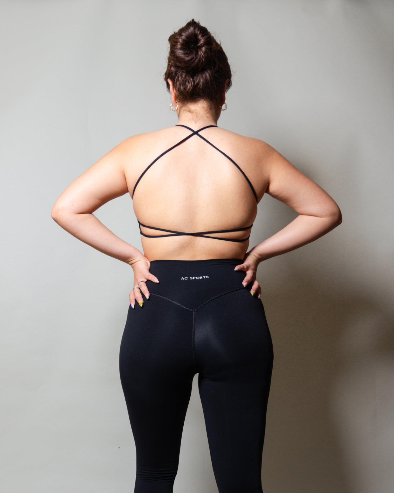 Leggings deportivos color negro de ajuste cómodo con diseño favorecedor, confeccionados para ofrecer soporte y libertad de movimiento, realzando la silueta de forma natural durante el entrenamiento o actividades físicas.