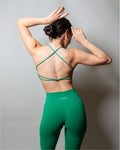 Leggings deportivos color verde de ajuste cómodo con diseño favorecedor, confeccionados para ofrecer soporte y libertad de movimiento, realzando la silueta de forma natural durante el entrenamiento o actividades físicas.